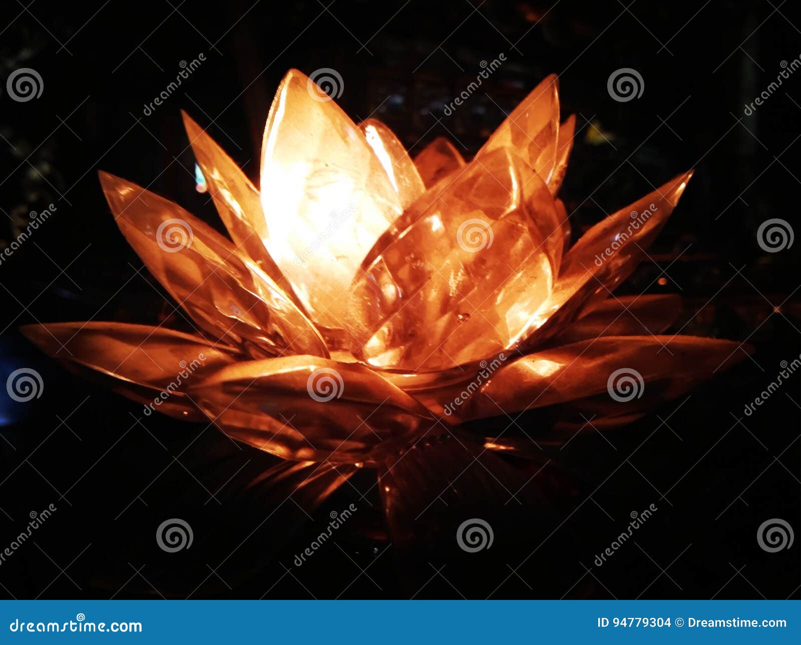 莲花灯库存照片 图片包括有黑暗 和平 晚上 莲花 豪华 闪亮指示 亮光 宗教信仰 头脑