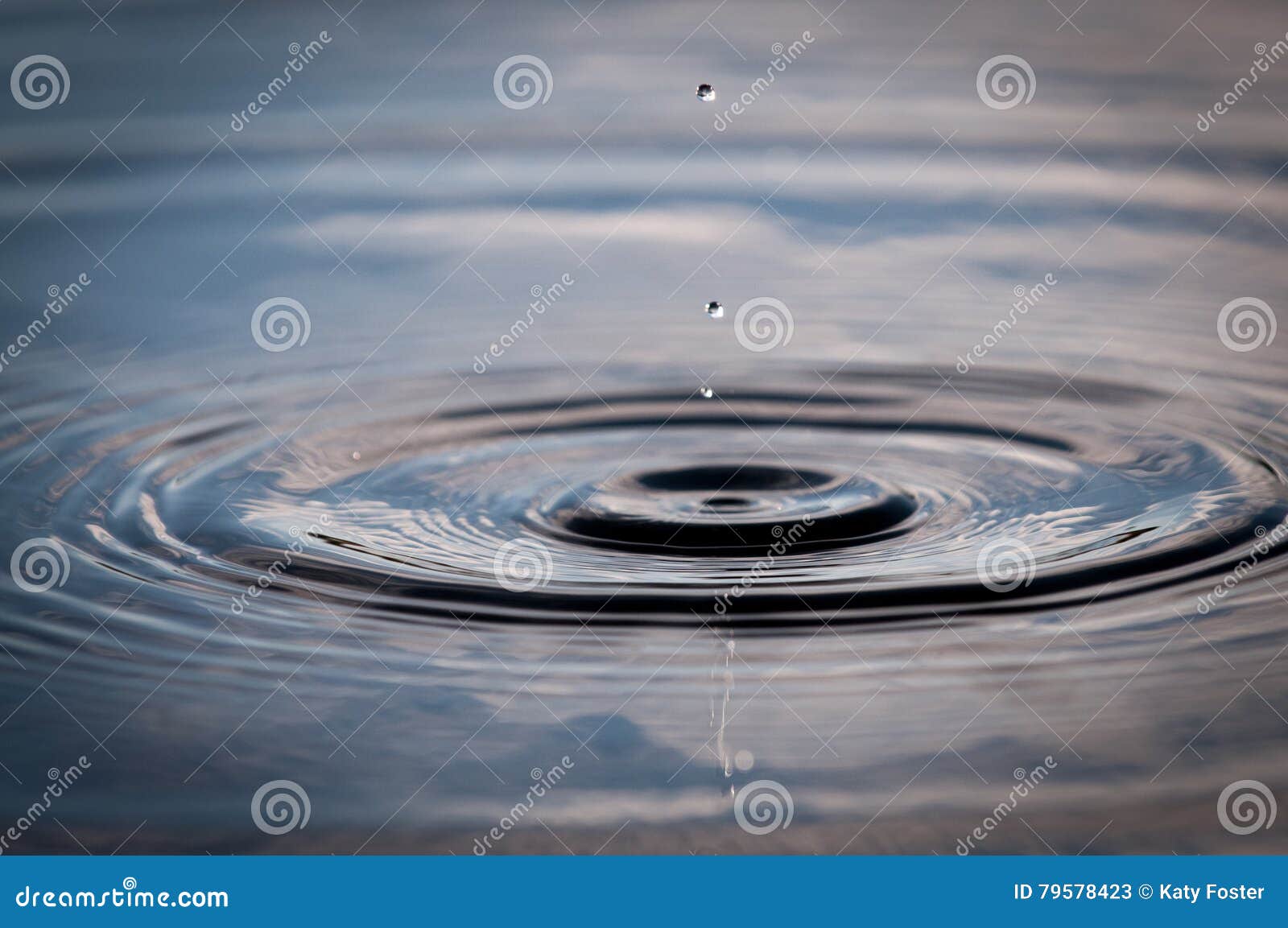 落入池塘的水滴创造波纹库存图片 图片包括有