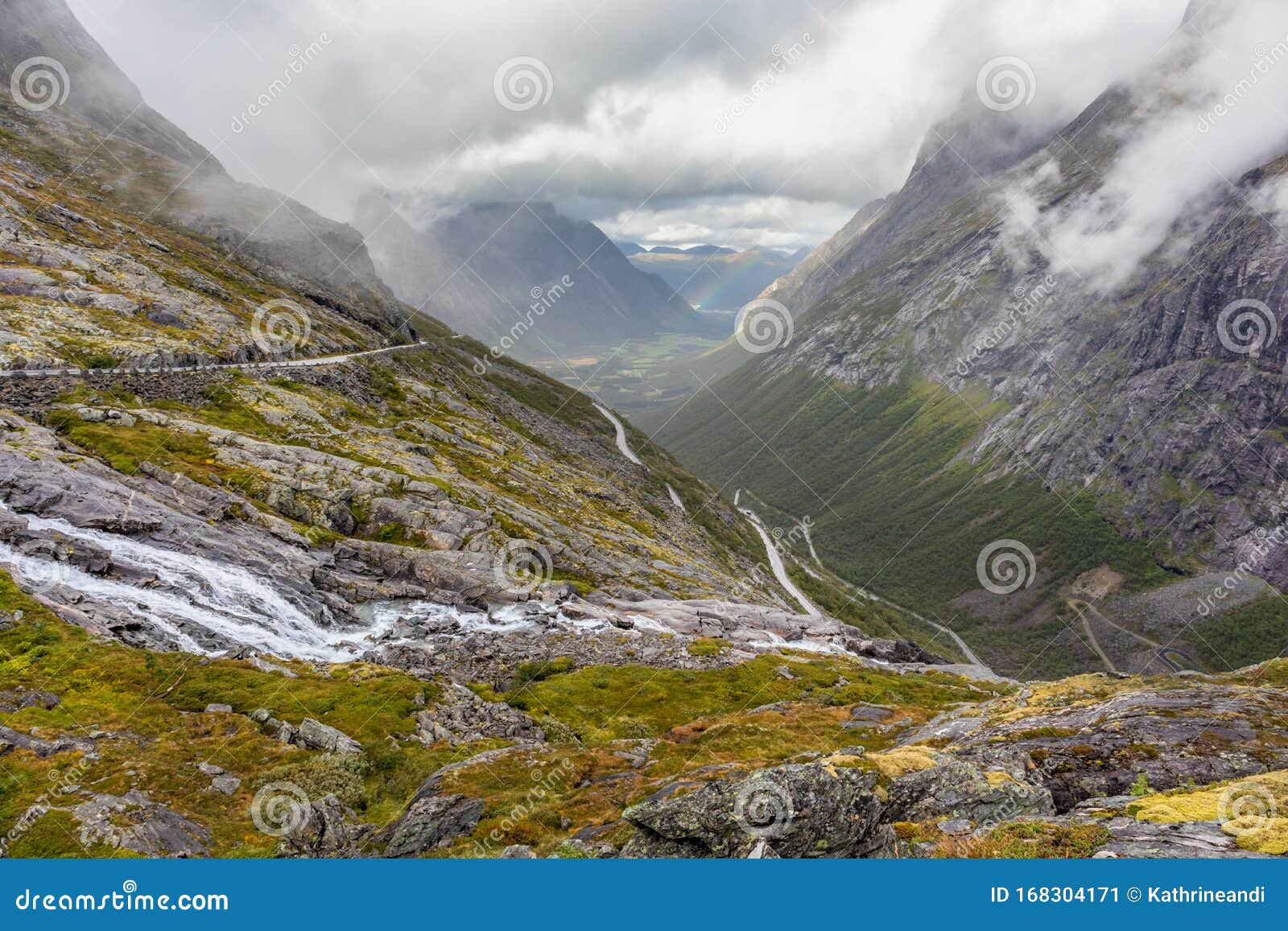 著名的挪威山路trollstigen山谷顶景带岩石的史诗北欧自然库存图片 图片包括有横向 风景 著名的挪威山路trollstigen山谷顶景带岩石的史诗北欧自然库存图片 图片包括有横向 风景