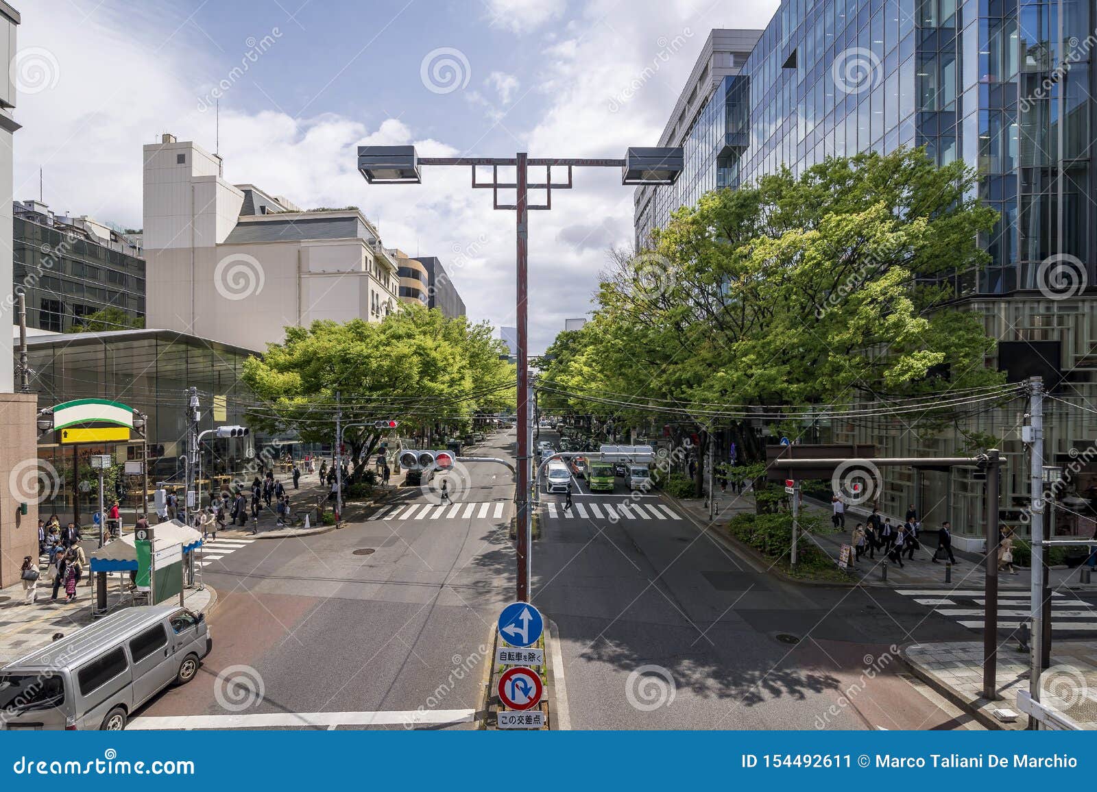 著名表参道购物街道的美丽的景色在东京 日本中区编辑类照片 图片包括有