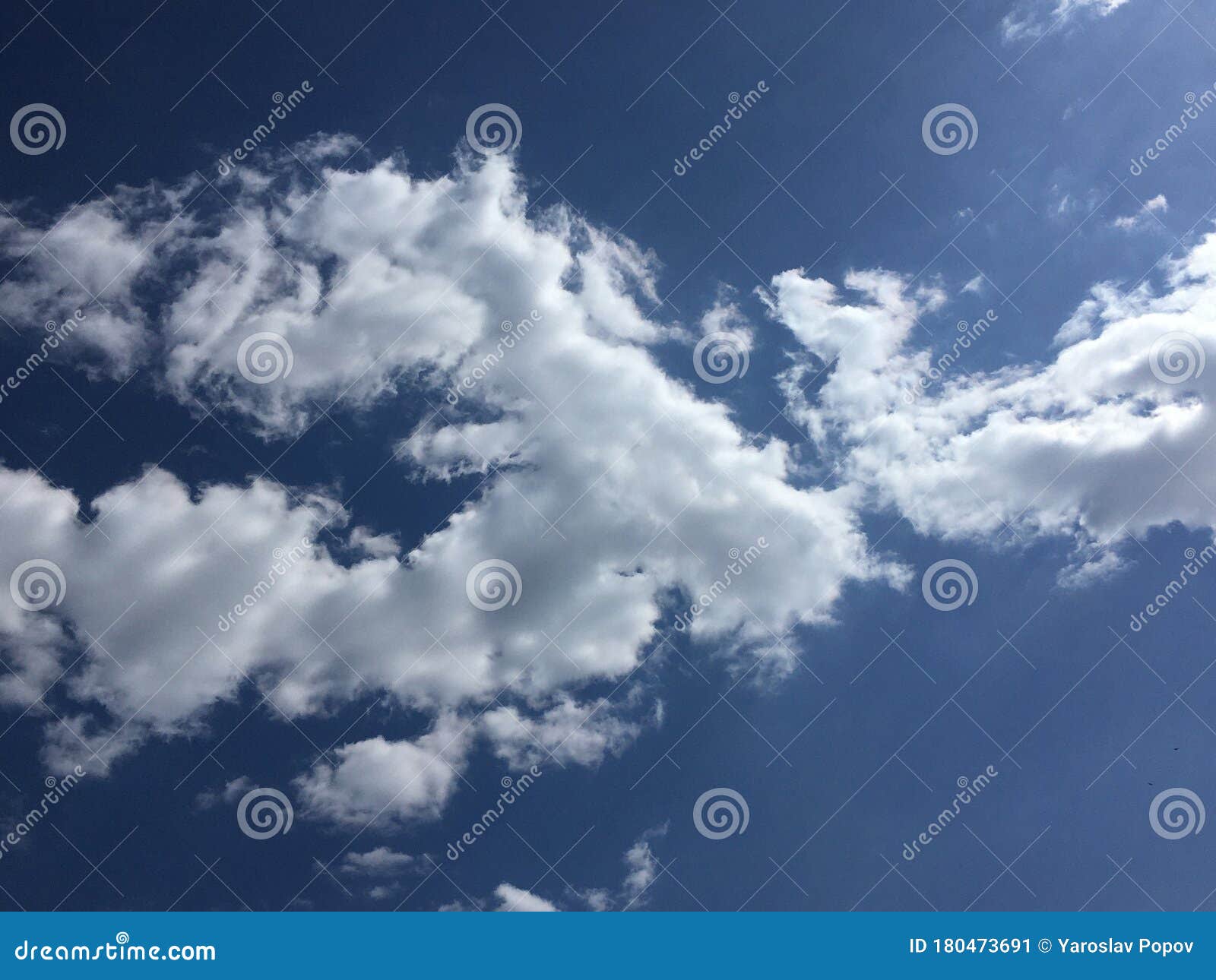 蓝天上散落着亮白的云抽象库存图片 图片包括有抽象 最小 墙纸 构成 无云 多云 极简主义