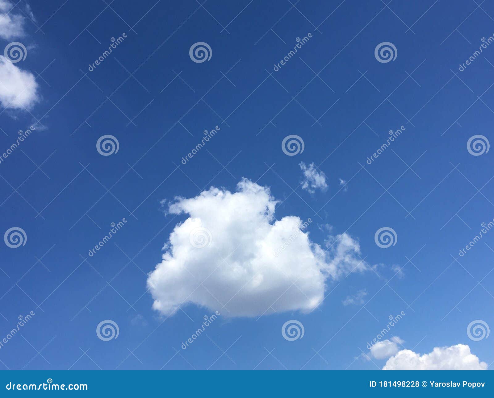 蓝天孤寂的白云抽象自然壁纸库存照片 图片包括有闪亮指示 多云 抽象 平安 天空 灯罩
