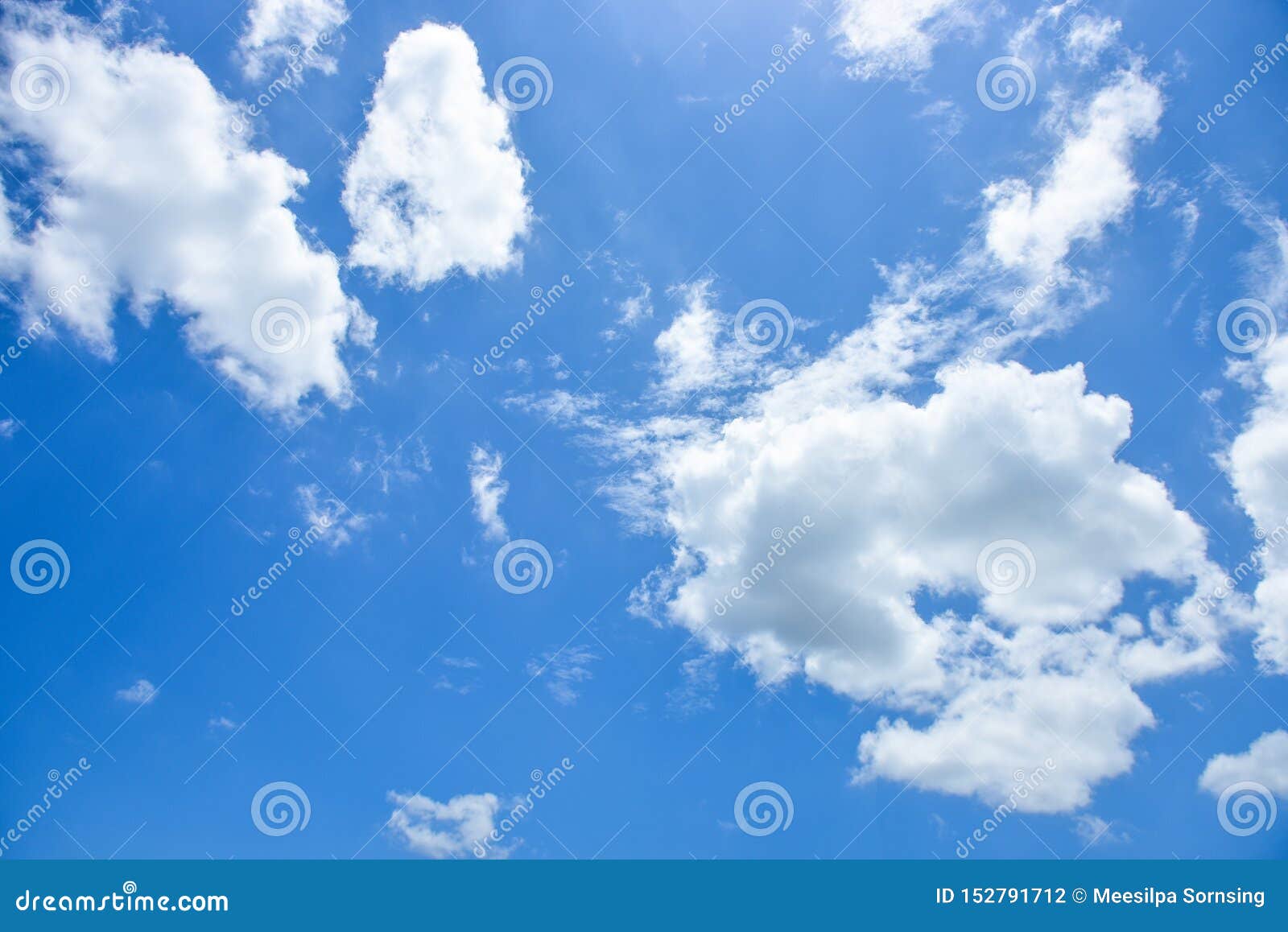 蓝天白云白背景下午美丽的天空和云图库摄影片 图片包括有