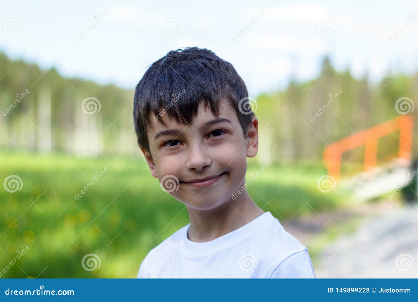 蓝天绿木背景笑笑的快乐小孩画像库存照片 图片包括有童年 休闲 比赛 可爱 女性 逗人喜爱