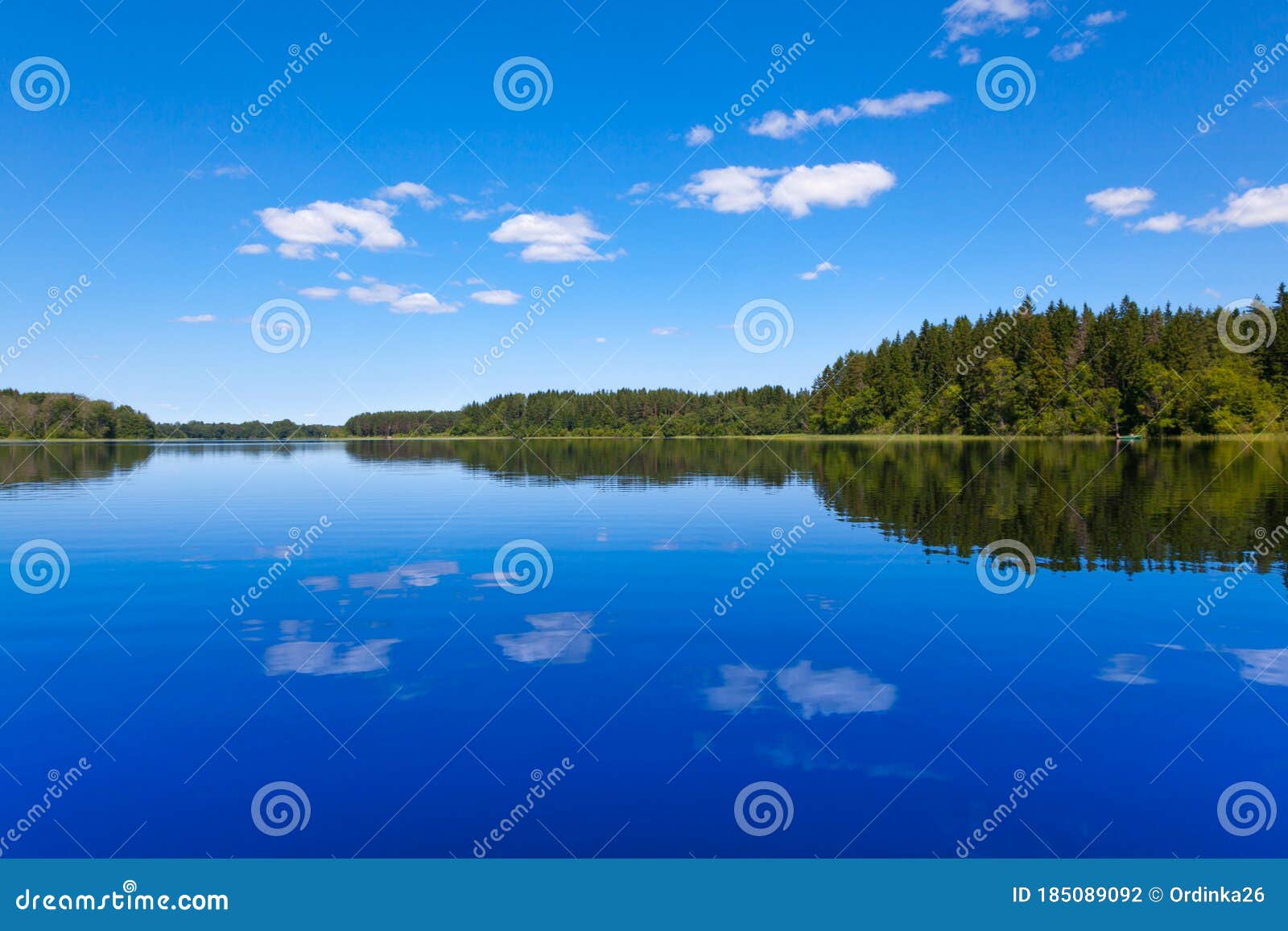 蓝湖蓝天白云映照在背景林中库存照片 图片包括有吸引力 视图 反映 背包 平静 白天