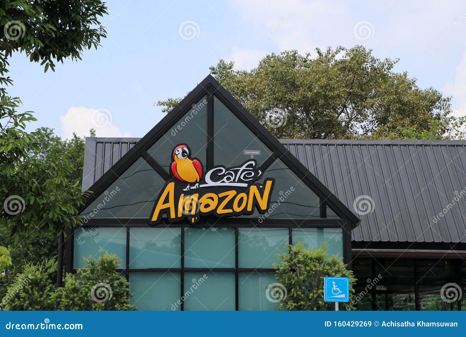 蓝色天空背景的自然环境亚马逊咖啡馆标志cafe Amazon咖啡馆是泰国著名的特许咖啡编辑类库存图片 图片包括有食物 多民族