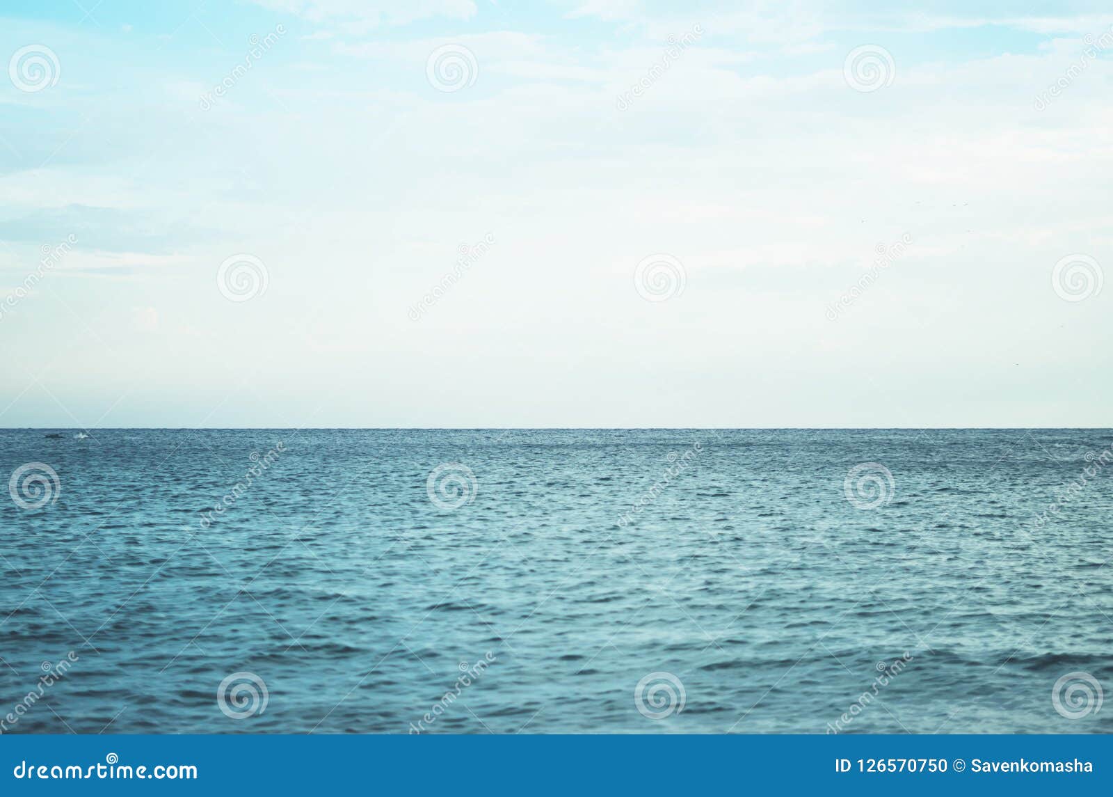 蓝色安静的海洋海岸风景波浪背景海scape和沙子海滩海岸线全景天际透视图自然库存照片 图片包括有
