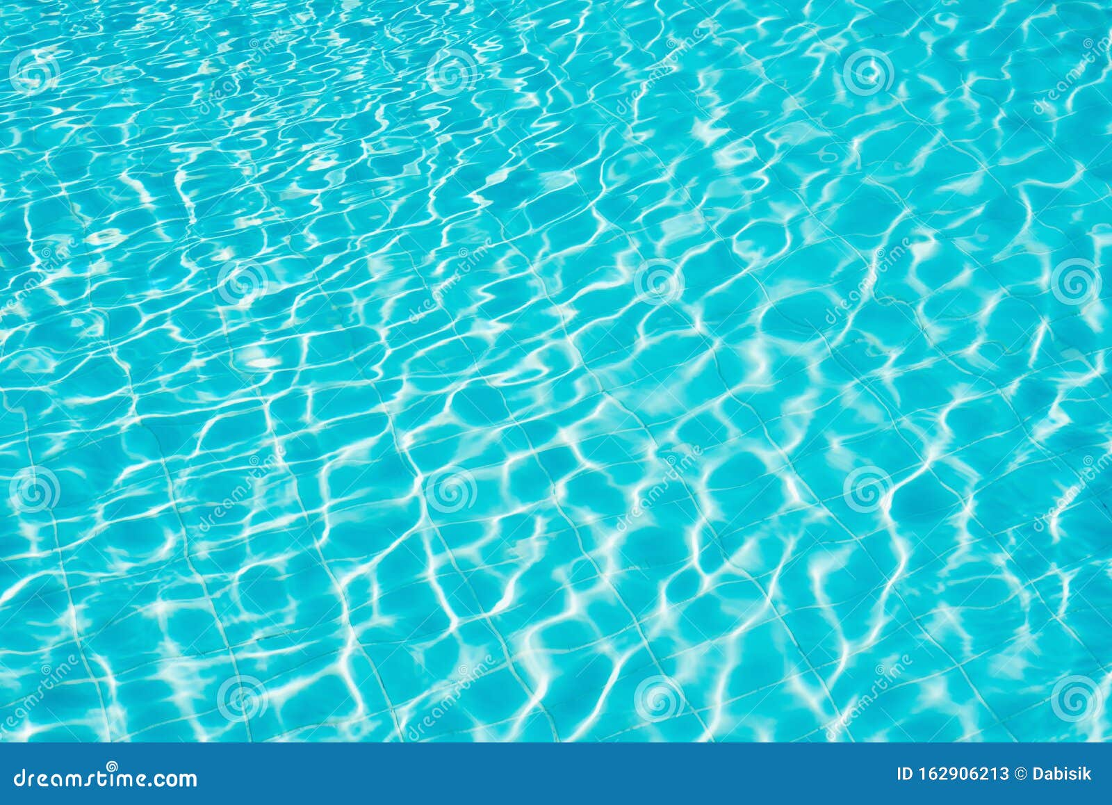 蓝色游泳池水背景 带太阳反射的水面库存图片 图片包括有表面 充满活力 起波纹 液体 背包