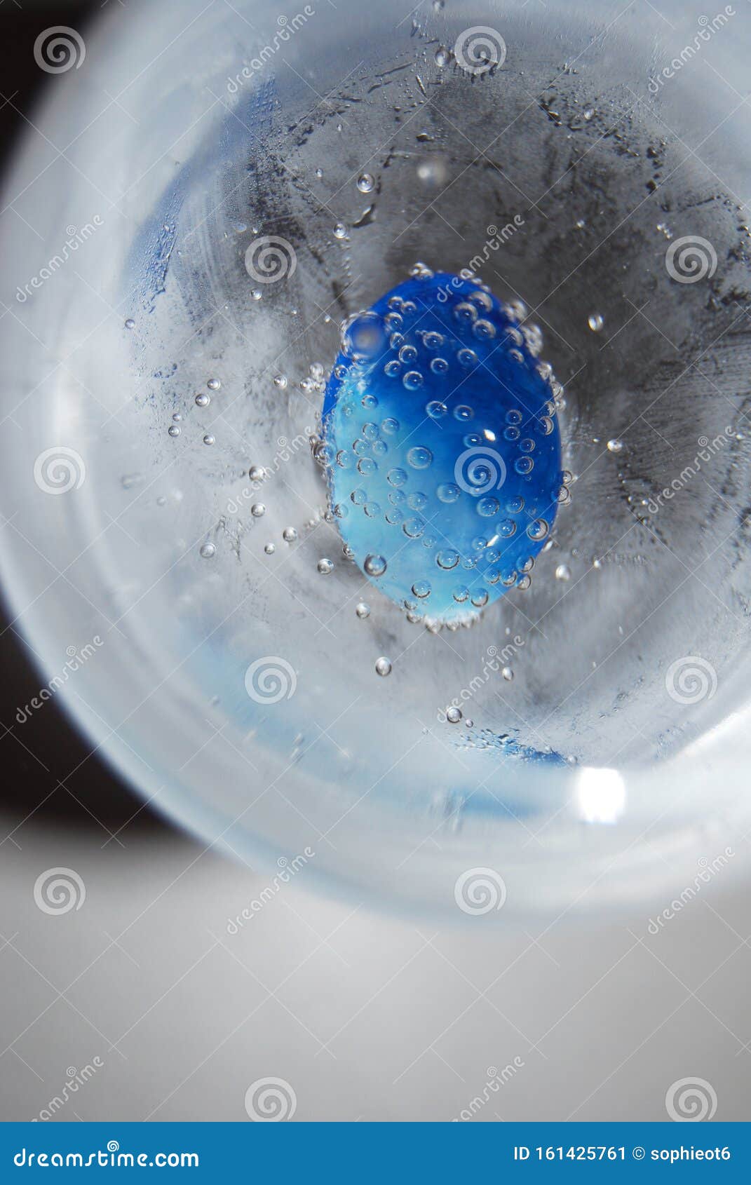 蓝色的石头在水里 漂亮的特写是泡泡库存图片 图片包括有蓝色 关闭 下落 特写镜头 颜色