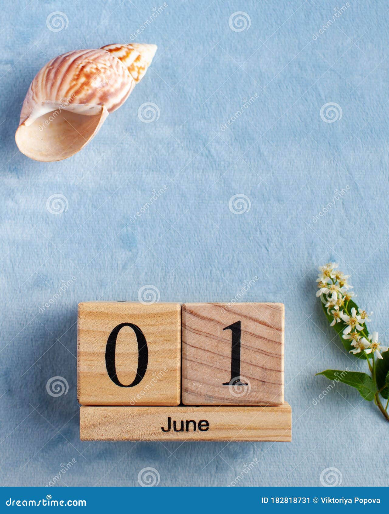 蓝色背景中的6月1日历夏初儿童节的概念复制空间库存图片 图片包括有概念 季节 生活方式 蓝色背景中的6月1日历夏初儿童节的概念复制空间库存图片 图片包括有概念 季节 生活方式