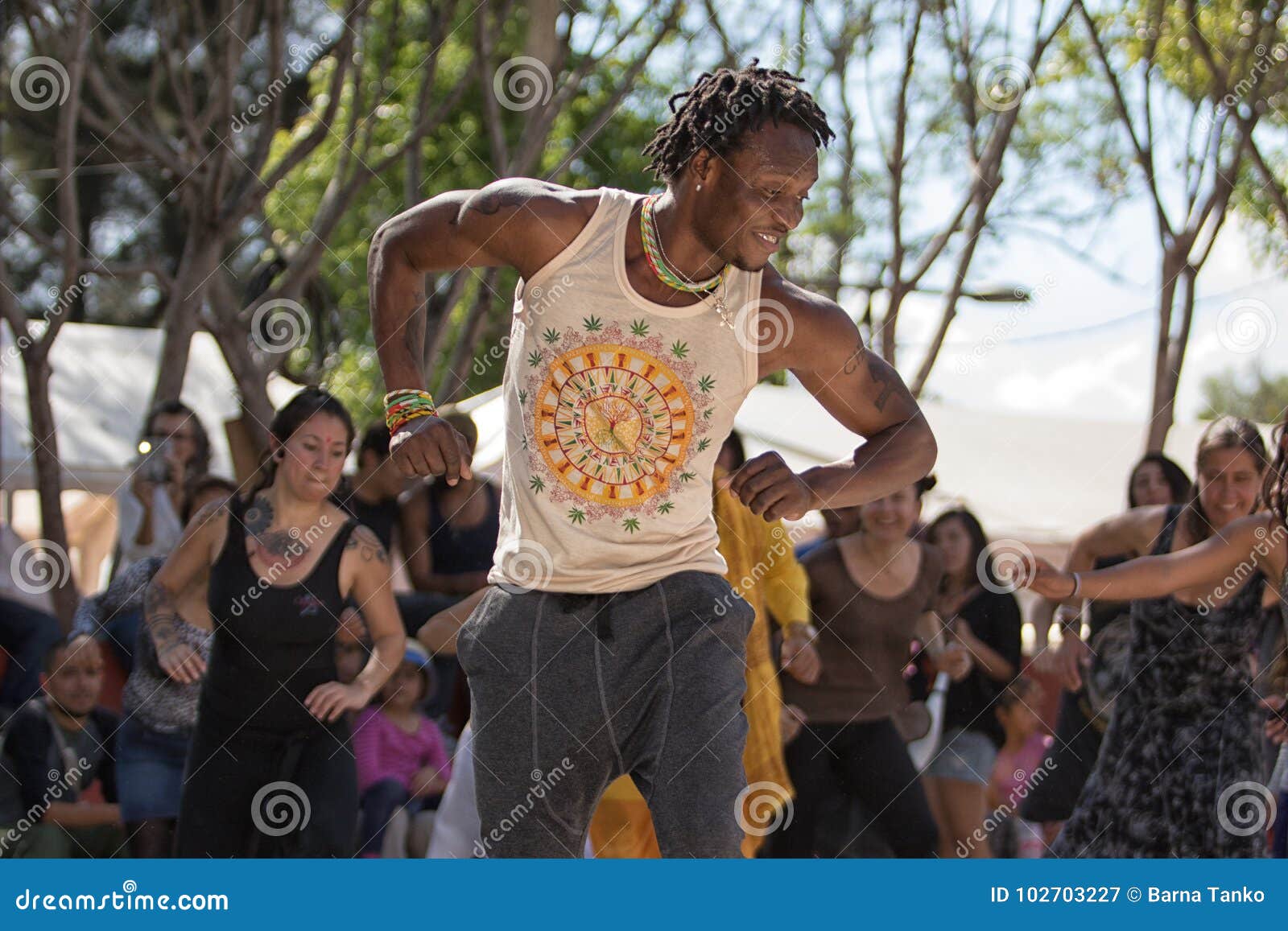 蓬松卷发舞蹈锻炼在圣米格尔德阿连德 瓜纳华托州 墨西哥图库摄影片 图片包括有墨西哥 健身