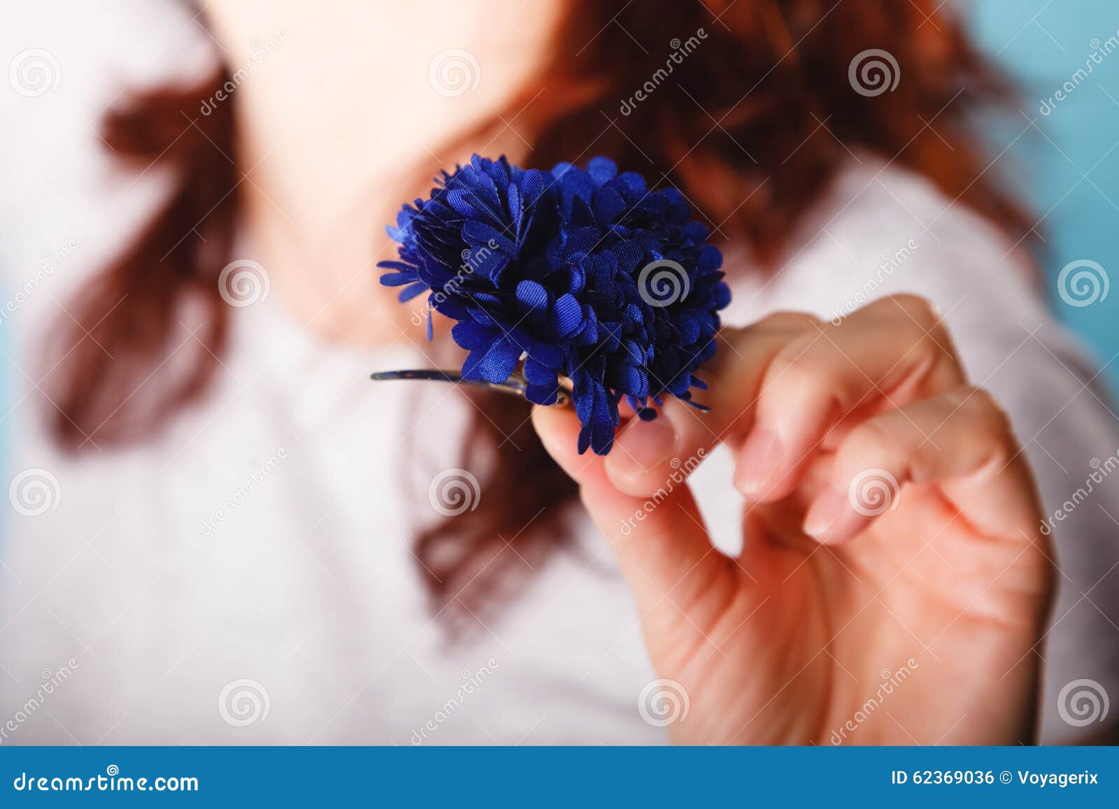 藏青色花簪子在女性手上库存照片 图片包括有销钉 风土化 簪子 妇女 华丽 穿戴 对象