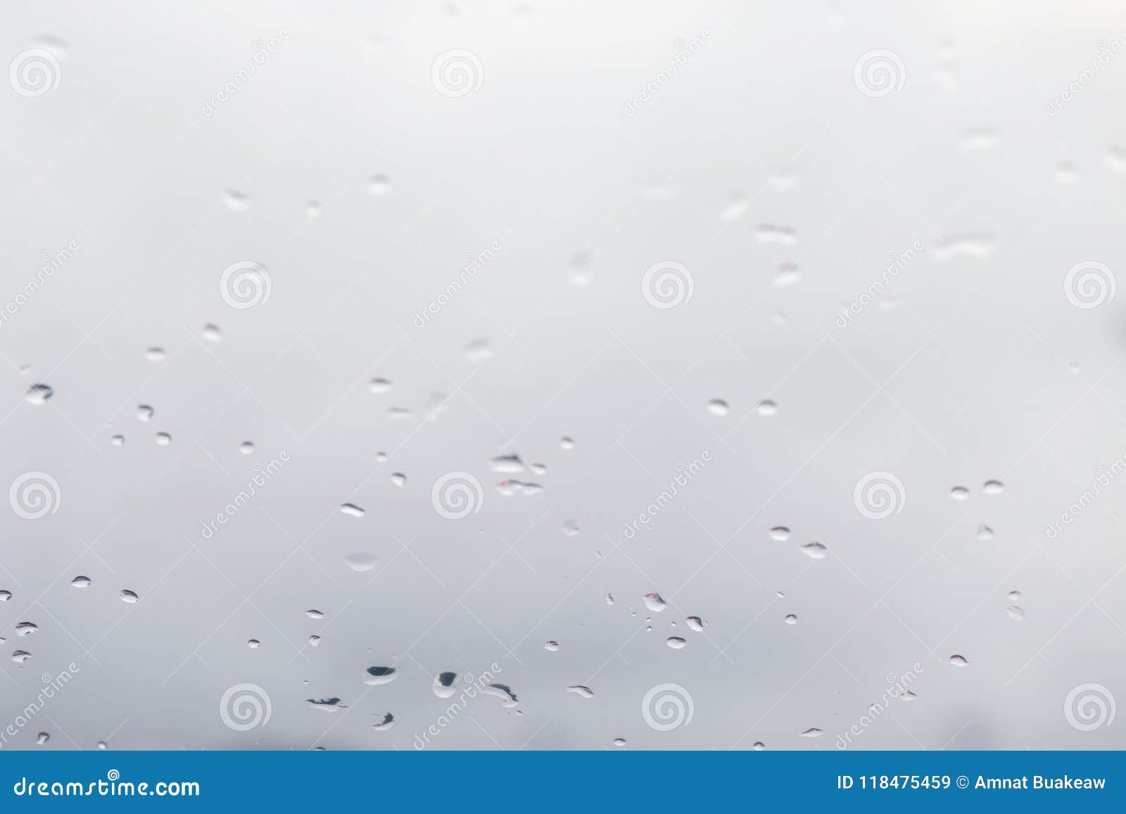 被弄脏的背景水雨在玻璃窗 白色背景雨寒冷滴下库存图片 图片包括有新鲜 干净 结算 特写镜头 被弄脏的背景水雨在玻璃窗 白色背景雨寒冷滴下库存图片 图片包括有新鲜 干净 结算 特写镜头