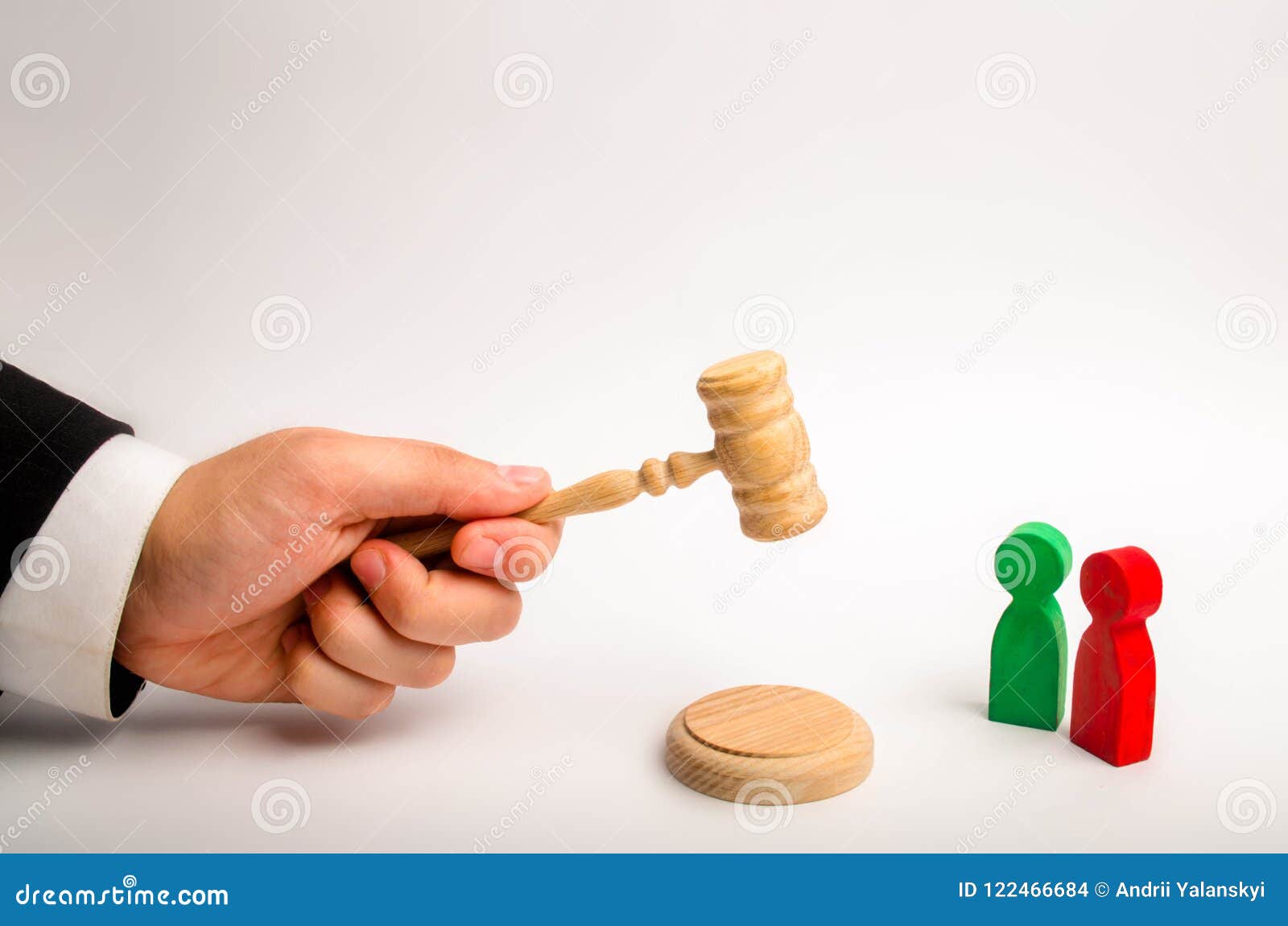 裁判员 S手拿着一把锤子并且发布在争执的一个判决在红色和绿色对手之间法案 Resol 库存照片 图片包括有女性 现场