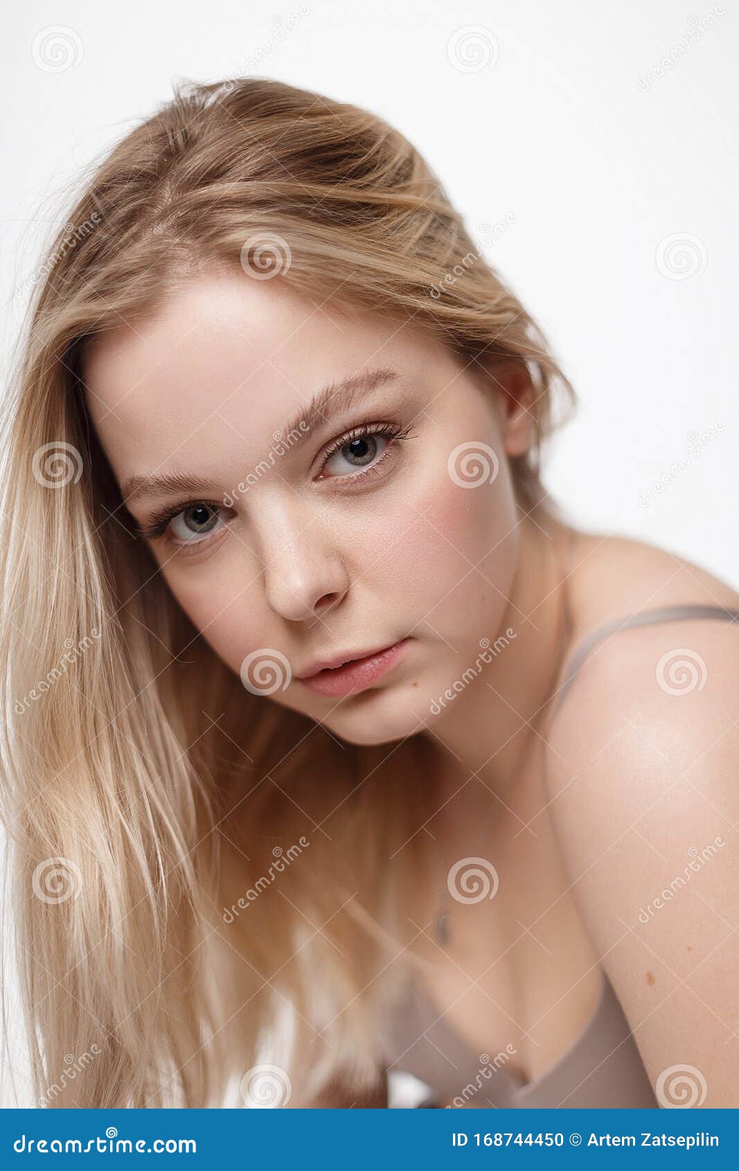 裸肩看镜头的白人美女纵向 特写库存照片 图片包括有健康 整容术 表面 夫人 查找 背包 裸肩看镜头的白人美女纵向 特写库存照片 图片包括有健康 整容术 表面 夫人 查找 背包