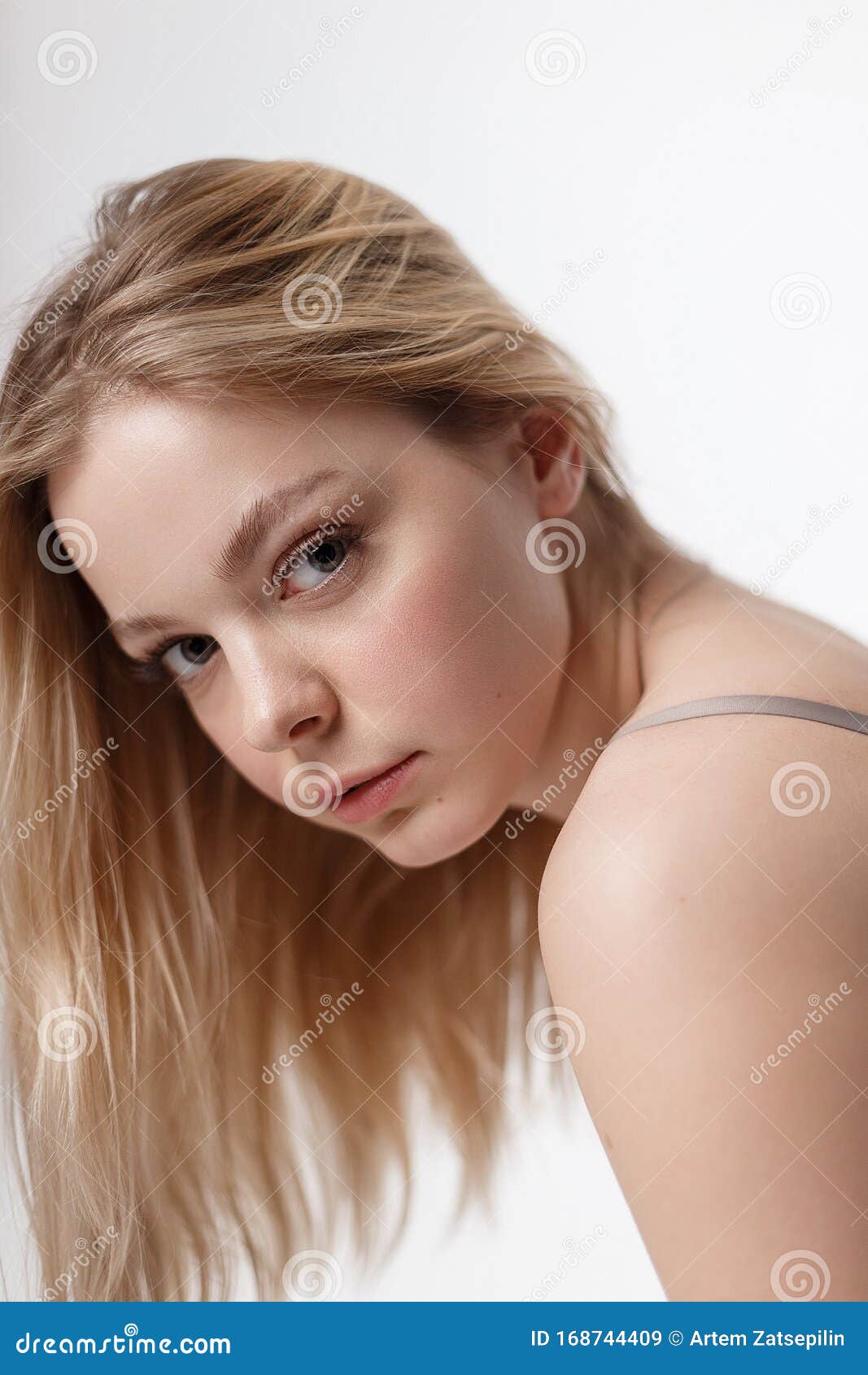 裸肩看镜头的白人美女纵向 特写库存图片 图片包括有结算 放血 设计 注视 健康 干净 裸肩看镜头的白人美女纵向 特写库存图片 图片包括有结算 放血 设计 注视 健康 干净