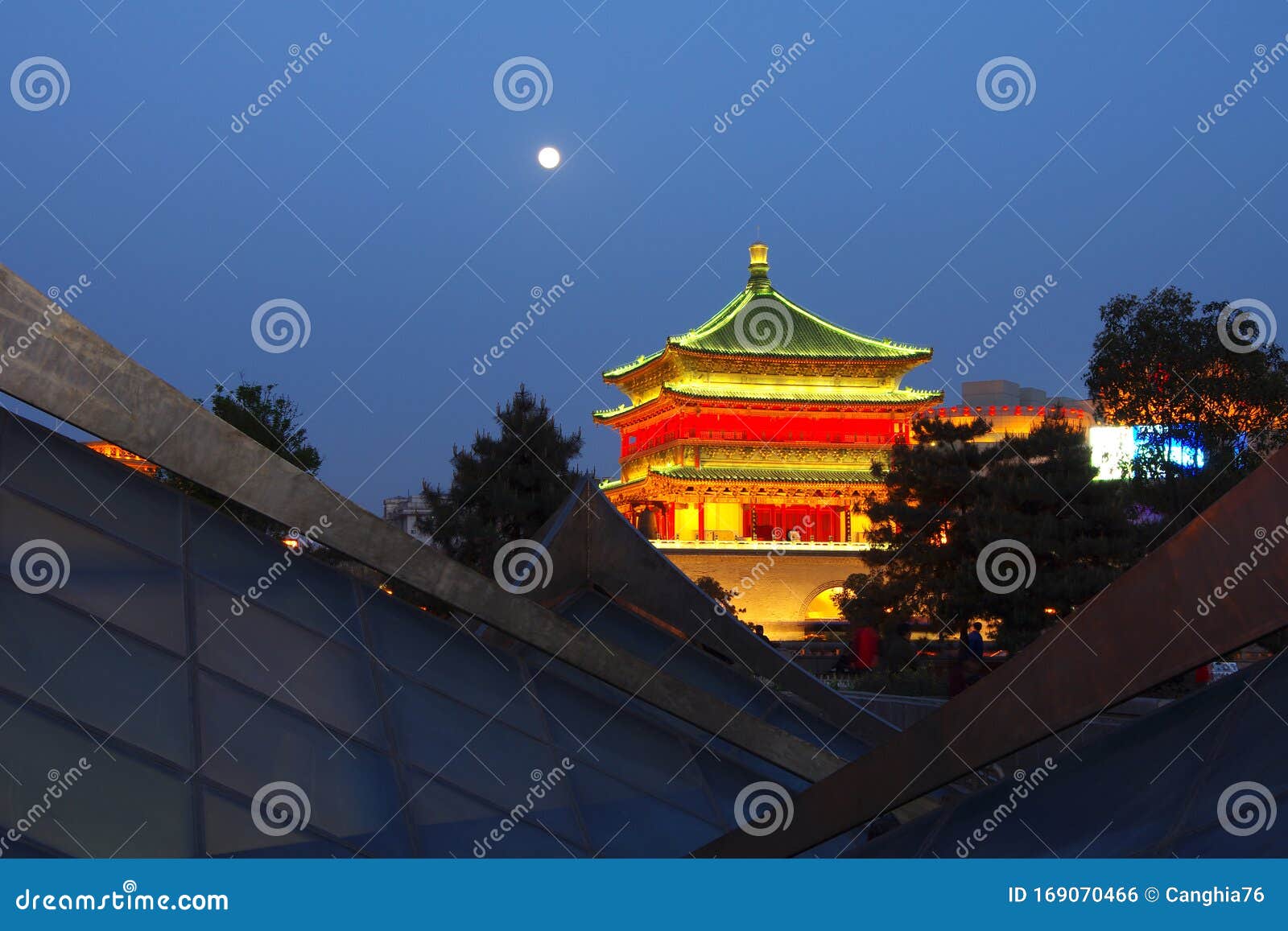 西安钟楼鼓楼 古建筑的精彩作品库存照片 图片包括有使徒 都市 开放 灯笼 创新 顽皮地