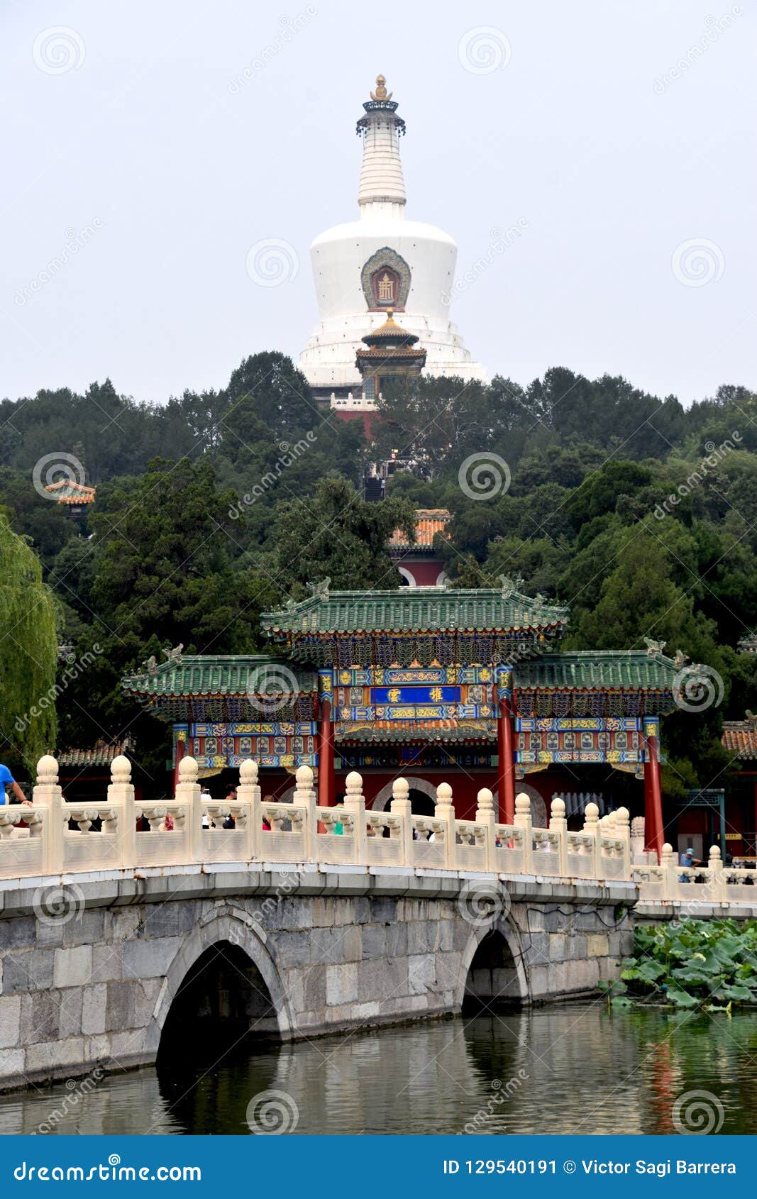 观光在北海公园 北京 中国编辑类照片 图片包括有占星术 金黄 文明 大厅 复杂 幸福 观光在北海公园 北京 中国编辑类照片 图片包括有占星术 金黄 文明 大厅 复杂 幸福