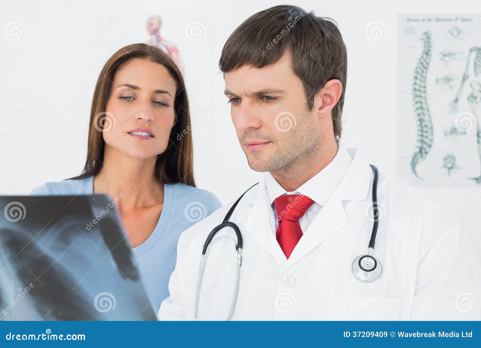 Жену врач видео. Врач с пациенткой фото на сайт. Врачи мужчина и женщина. Врач мужчина женщина пациент фото. Женщина пациент и врач мужчина обсуждают.