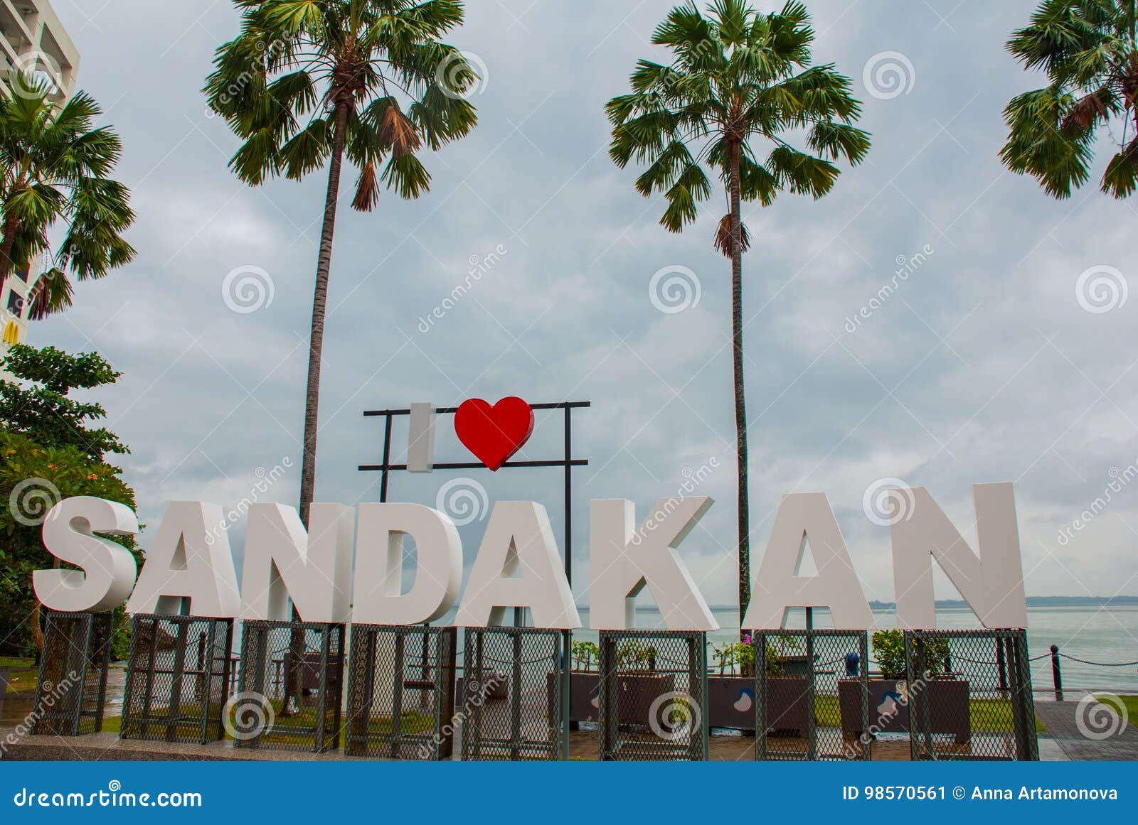 说i爱山打根和棕榈树的巨大的白色信件婆罗洲 沙巴 马来西亚编辑类照片 图片包括有平均 经济 98570561