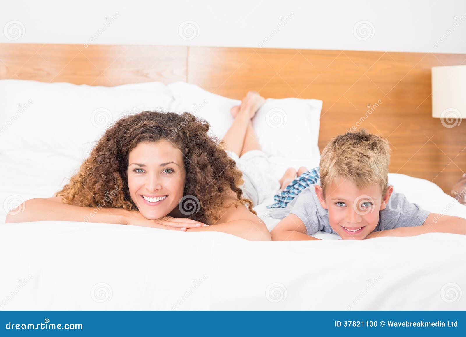 Жена в постели сына. На кровати сын лежит на маме. Мама and son Bed. Сын лежит на матери фото. Мама и сыночек лежат фото.