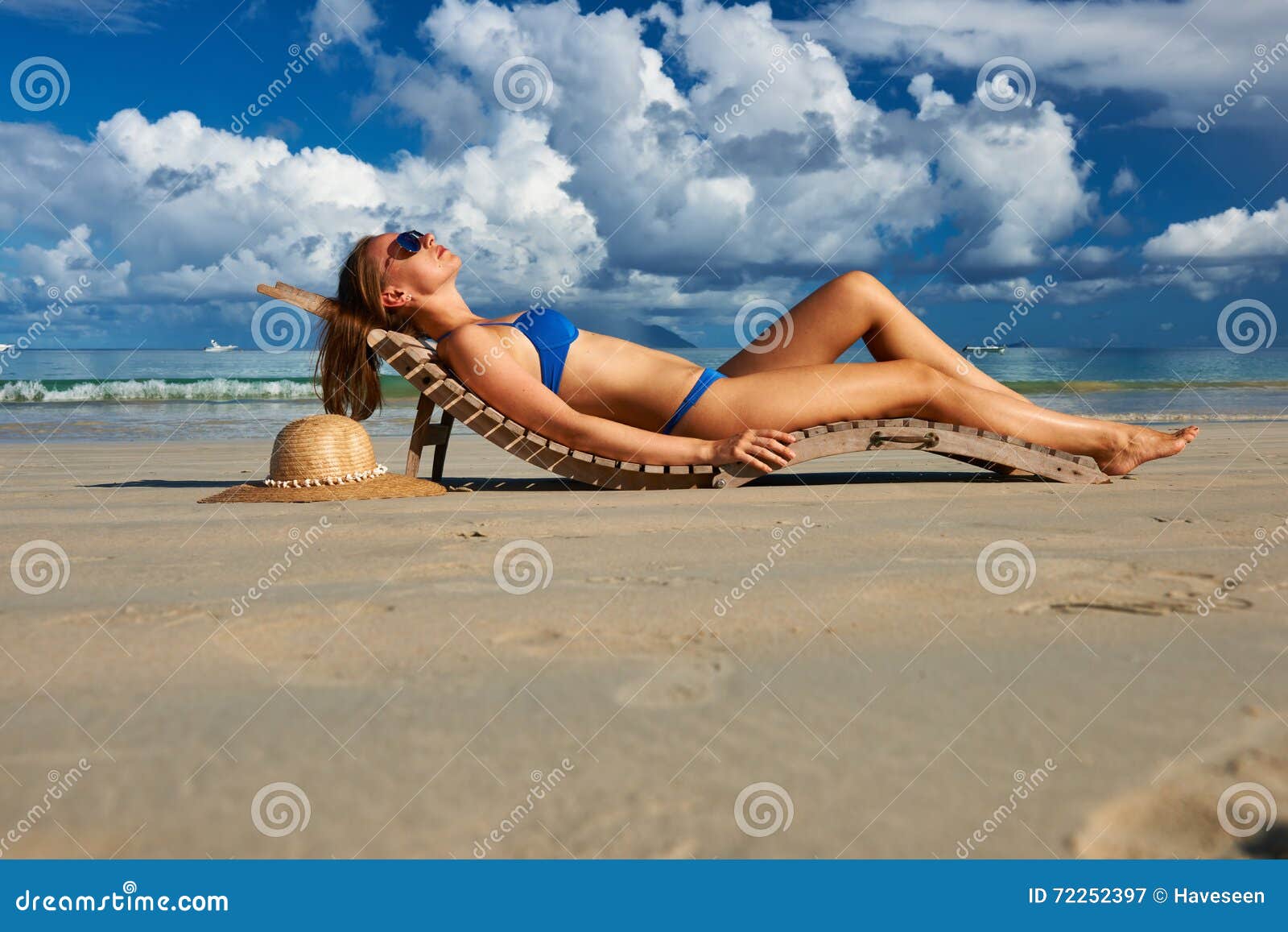 说谎在海滩的比基尼泳装的妇女在塞舌尔群岛库