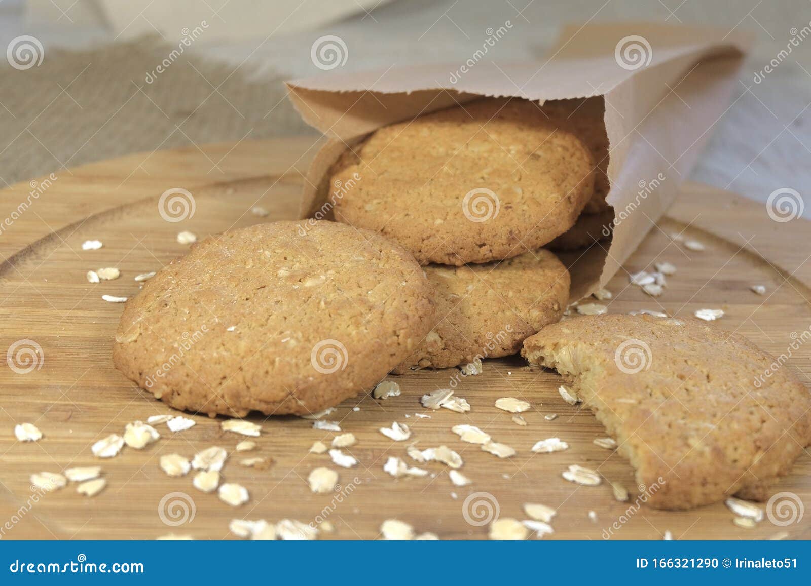质朴的木桌上新鲜脆的谷类饼干和耳朵库存照片 图片包括有堆积 背包 健康 卡路里 快餐 木头 质朴的木桌上新鲜脆的谷类饼干和耳朵库存照片 图片包括有堆积 背包 健康 卡路里 快餐 木头