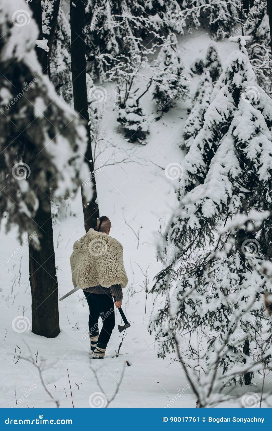 走在雪有钢的a冬天森林里的古老北欧海盗猎人库存图片 图片包括有 走在雪有钢的a冬天森林里的古老北欧海盗猎人库存图片 图片包括有