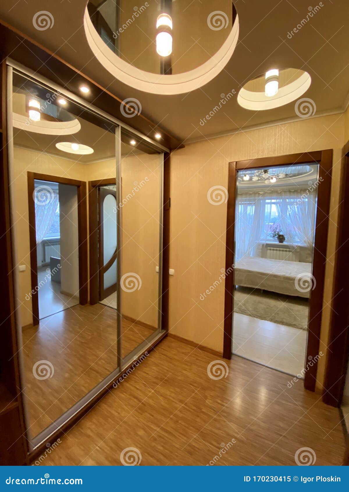 走廊和带镜子的衣柜库存图片 图片包括有内部 走廊 典雅 任何地方 镜子 家具 灰色