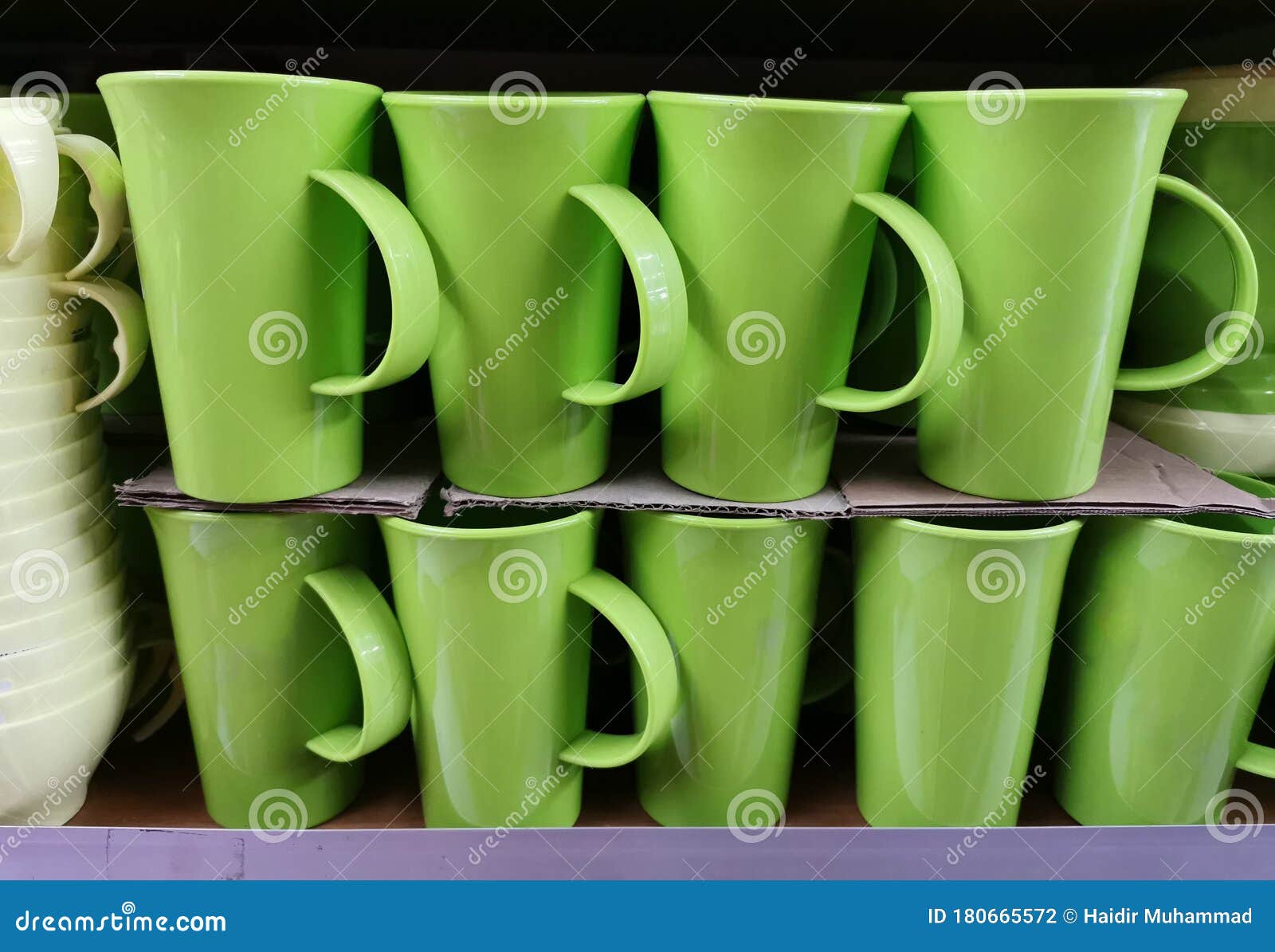 超市货架上的新绿色杯子店内塑料杯的两种布置库存照片 图片包括有内部 背包 五颜六色 咖啡馆 超市货架上的新绿色杯子店内塑料杯的两种布置库存照片 图片包括有内部 背包 五颜六色 咖啡馆