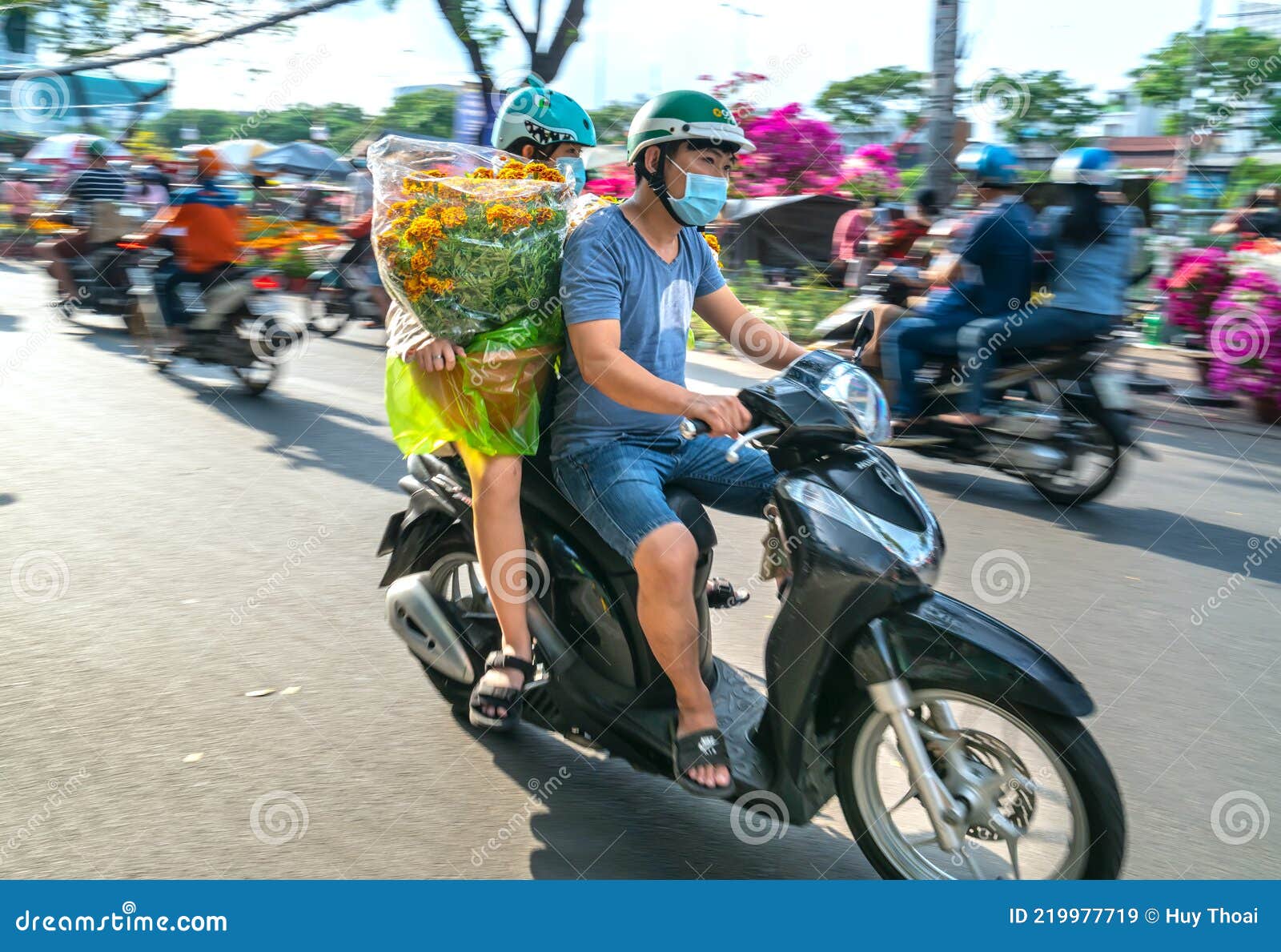越南人开摩托车 车后放着花或金桔罐编辑类库存图片 图片包括有蓝蓝 五彩纸屑 生活 系列 附录