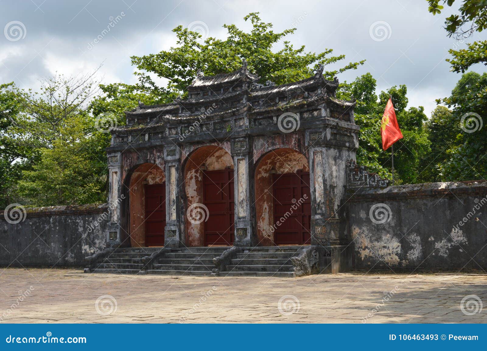 越南 颜色 在皇家陵墓的老门户 明命帝库存图片 图片包括有聚会所 旅行 游行圣歌 埋葬 游人