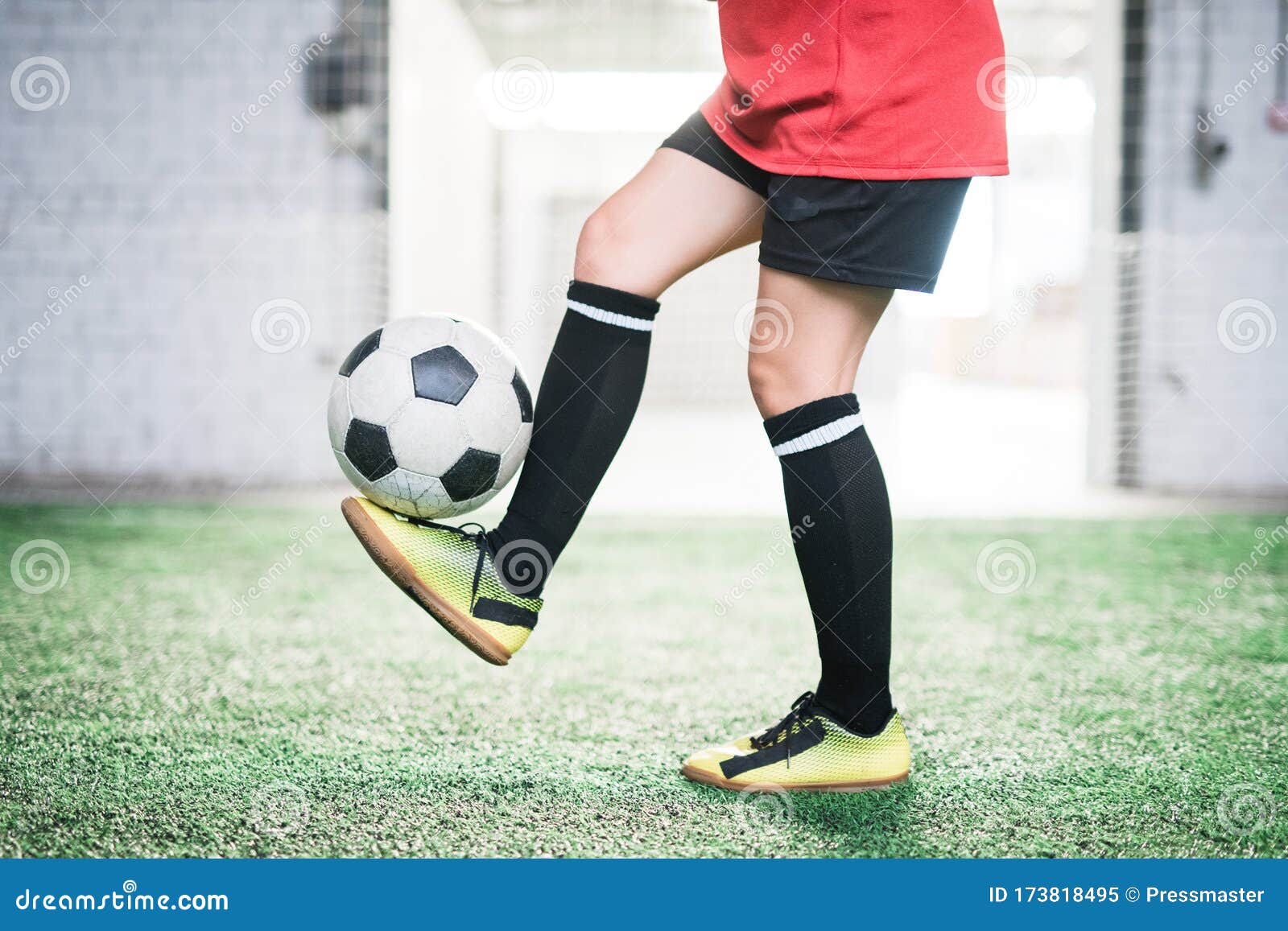 足球越足的年轻女足运动员低节库存图片 图片包括有足球越足的年轻女足运动员低节