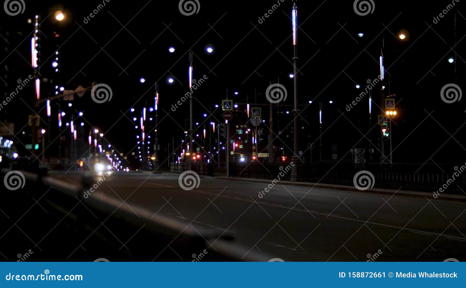 路上夜车 路灯上孤车库存素材街灯夜城路库存图片 图片包括有