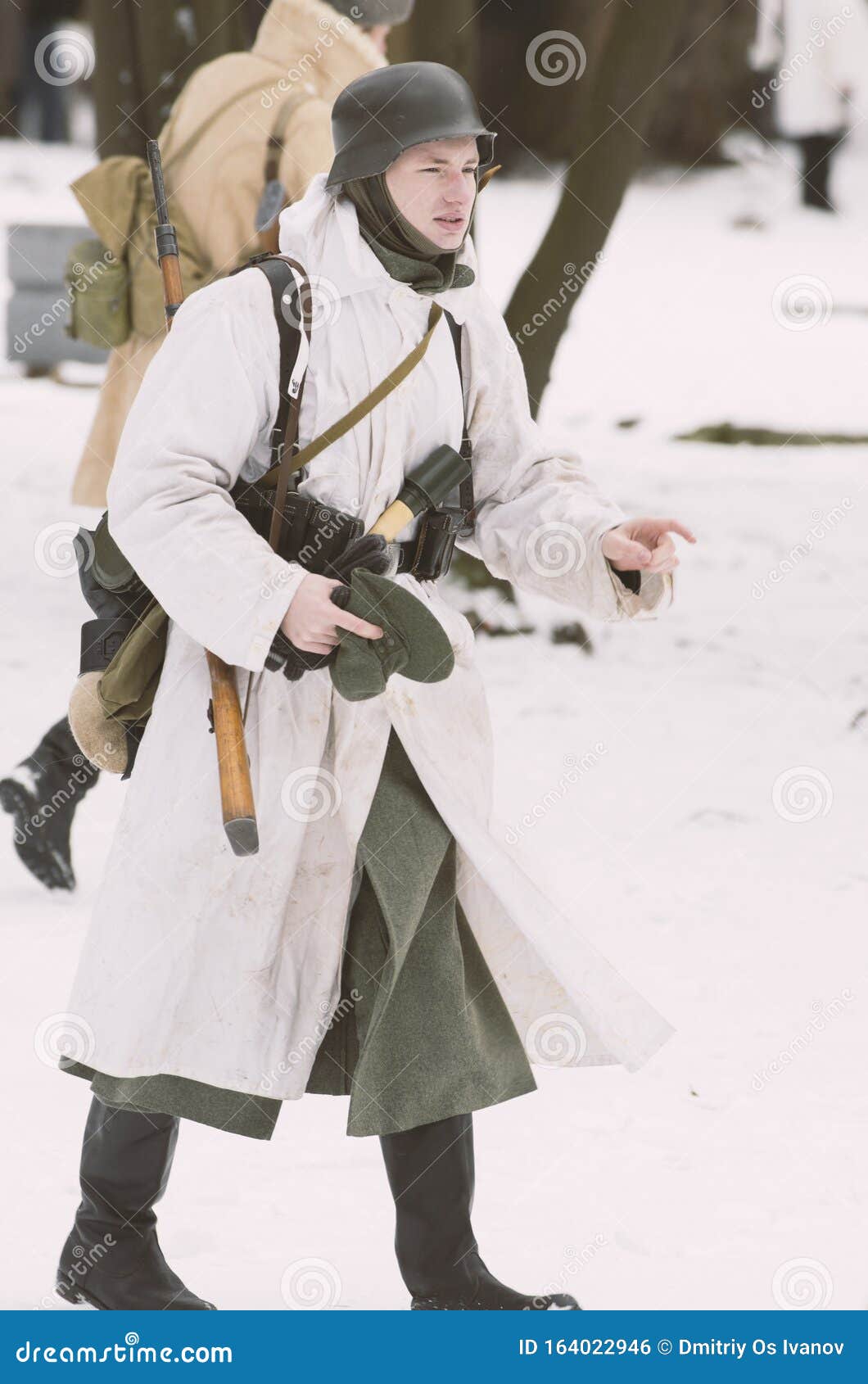 身穿冬季迷彩服的荷枪兵编辑类照片 图片包括有业余爱好 户外 衣裳 爱国 服装 男人 活动 身穿冬季迷彩服的荷枪兵编辑类照片 图片包括有业余爱好 户外 衣裳 爱国 服装 男人 活动