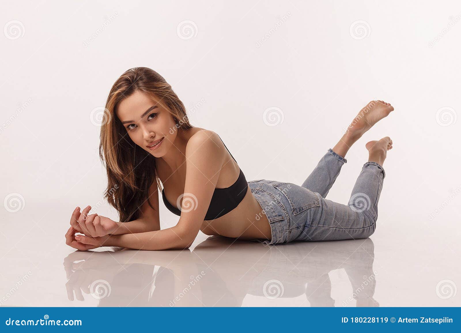 身穿黑色内衣 白色工作室背景上的蓝色牛仔裤的性感亚洲女性库存图片 图片包括有偶然 纵向 身穿黑色内衣 白色工作室背景上的蓝色牛仔裤的性感亚洲女性库存图片 图片包括有偶然 纵向