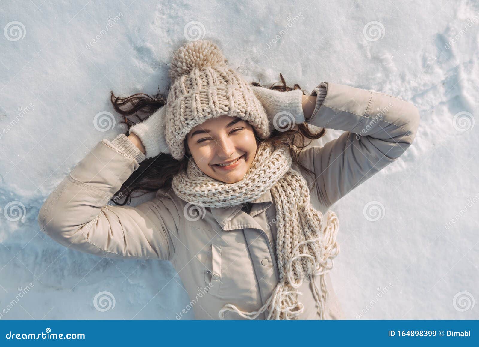 躺在雪上的女人库存图片 图片包括有使用 户外 人员 白种人 女孩 外面 快乐 圣诞节