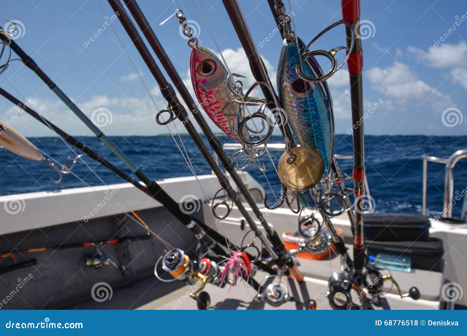 转动，钓鱼竿，渔船，准备为钓鱼库存照片. 图片包括有背包徒步旅行者, 蓝色, 艺术, 粗鲁的人, 设备- 68776518