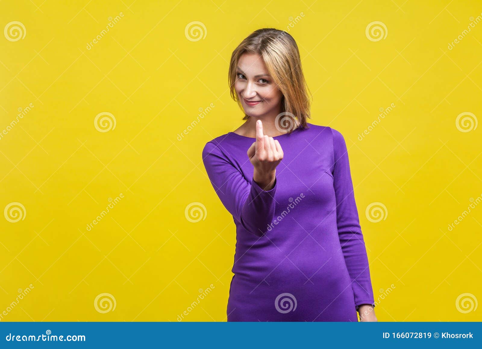 过来 美女招手画像突显在黄色背景中库存图片 图片包括有突显在黄色背景中 过来 美女招手画像 过来 美女招手画像突显在黄色背景中库存图片 图片包括有突显在黄色背景中 过来 美女招手画像