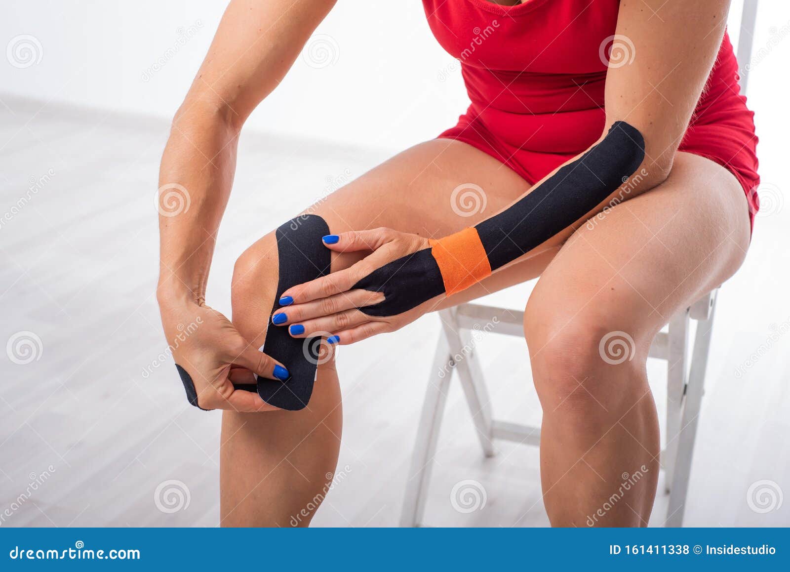 运动员在膝盖上放了运动带关节和肌腱损伤的替代治疗 运动学库存照片 图片包括有形容词 联接