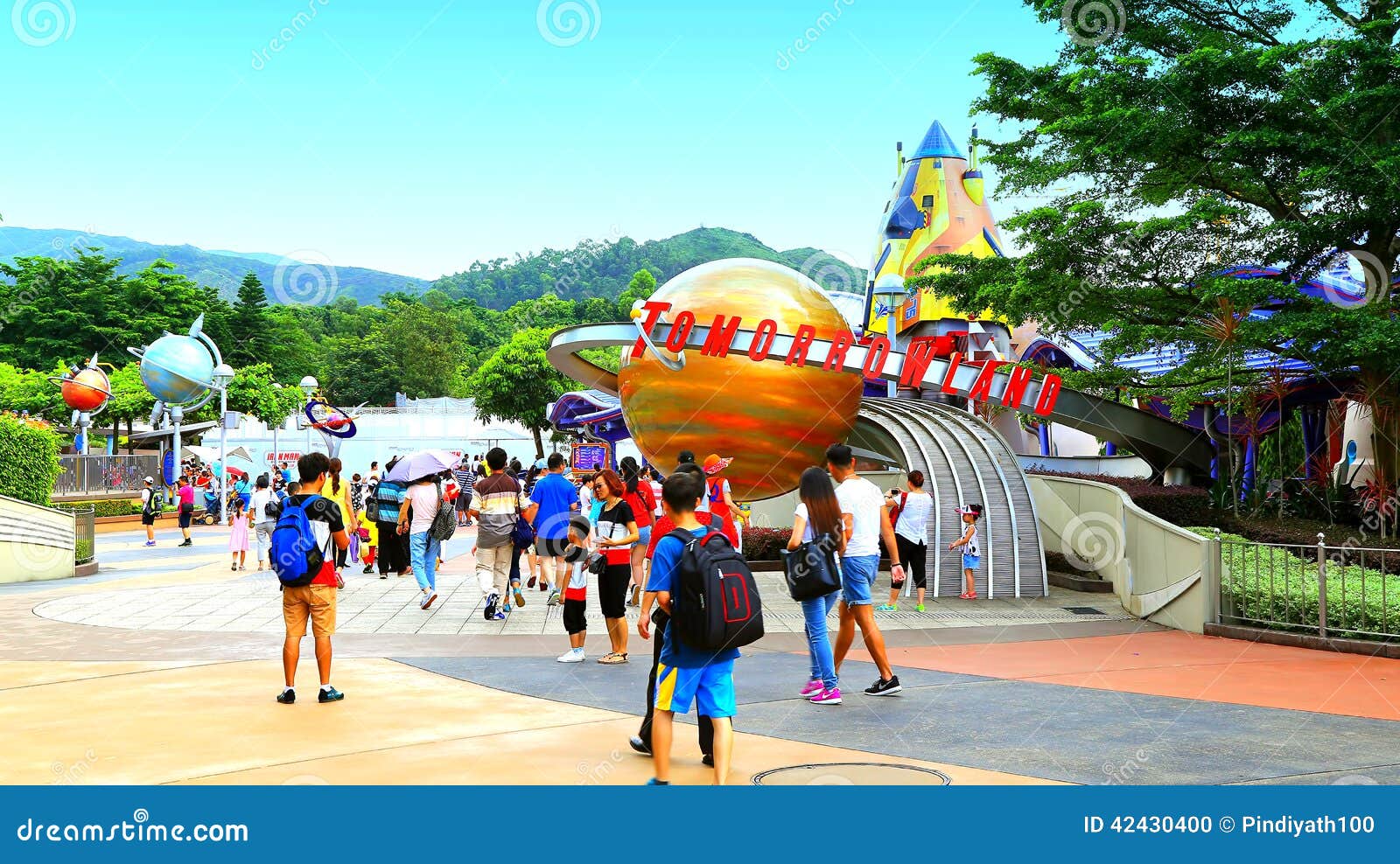 迪斯尼乐园的香港明日世界编辑类图片 图片包括有访客 迪斯尼 拱道 比赛 娱乐 人群 人们 迪斯尼乐园的香港明日世界编辑类图片 图片包括有访客 迪斯尼 拱道 比赛 娱乐 人群 人们