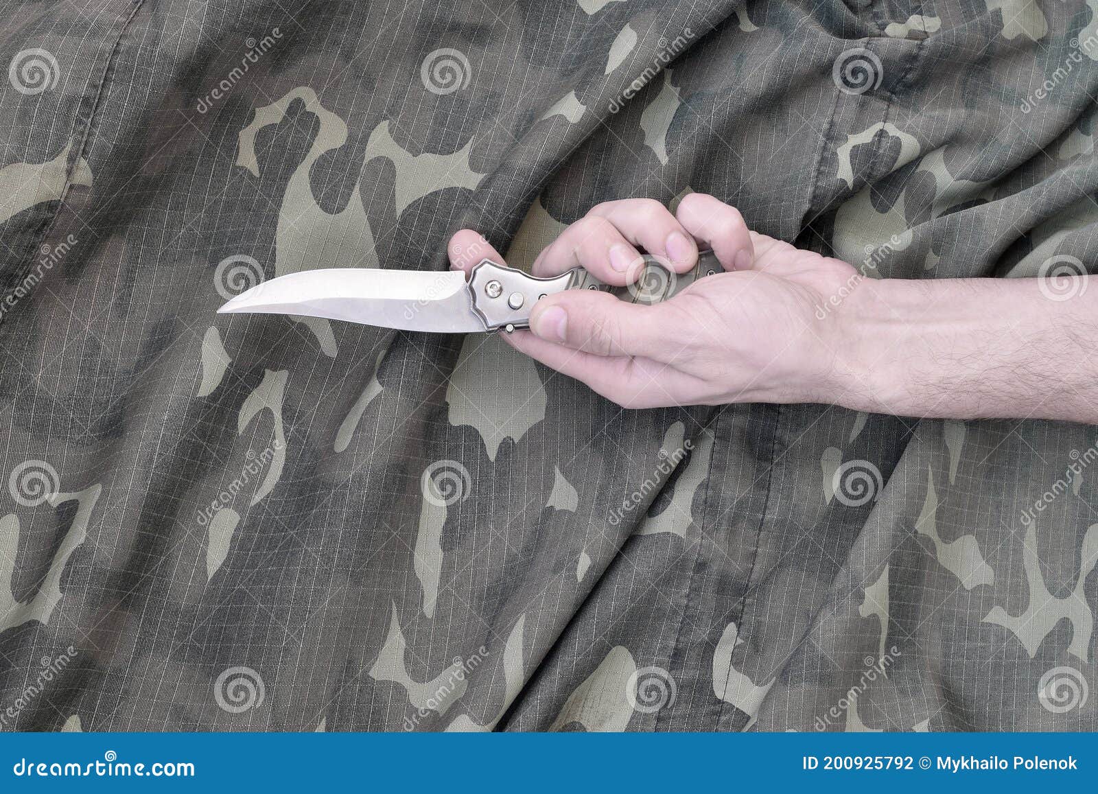 迷彩织物背景中的小刀手 在士兵中使用刀的混战战术概念库存照片 图片包括有金属 官员