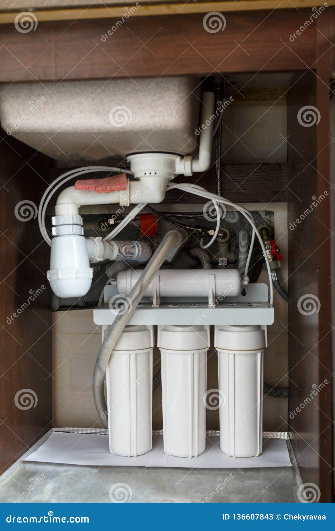 逆渗透作用水净化系统在家在厨房水槽下的水净化过滤器的设施在碗柜库存图片 图片包括有