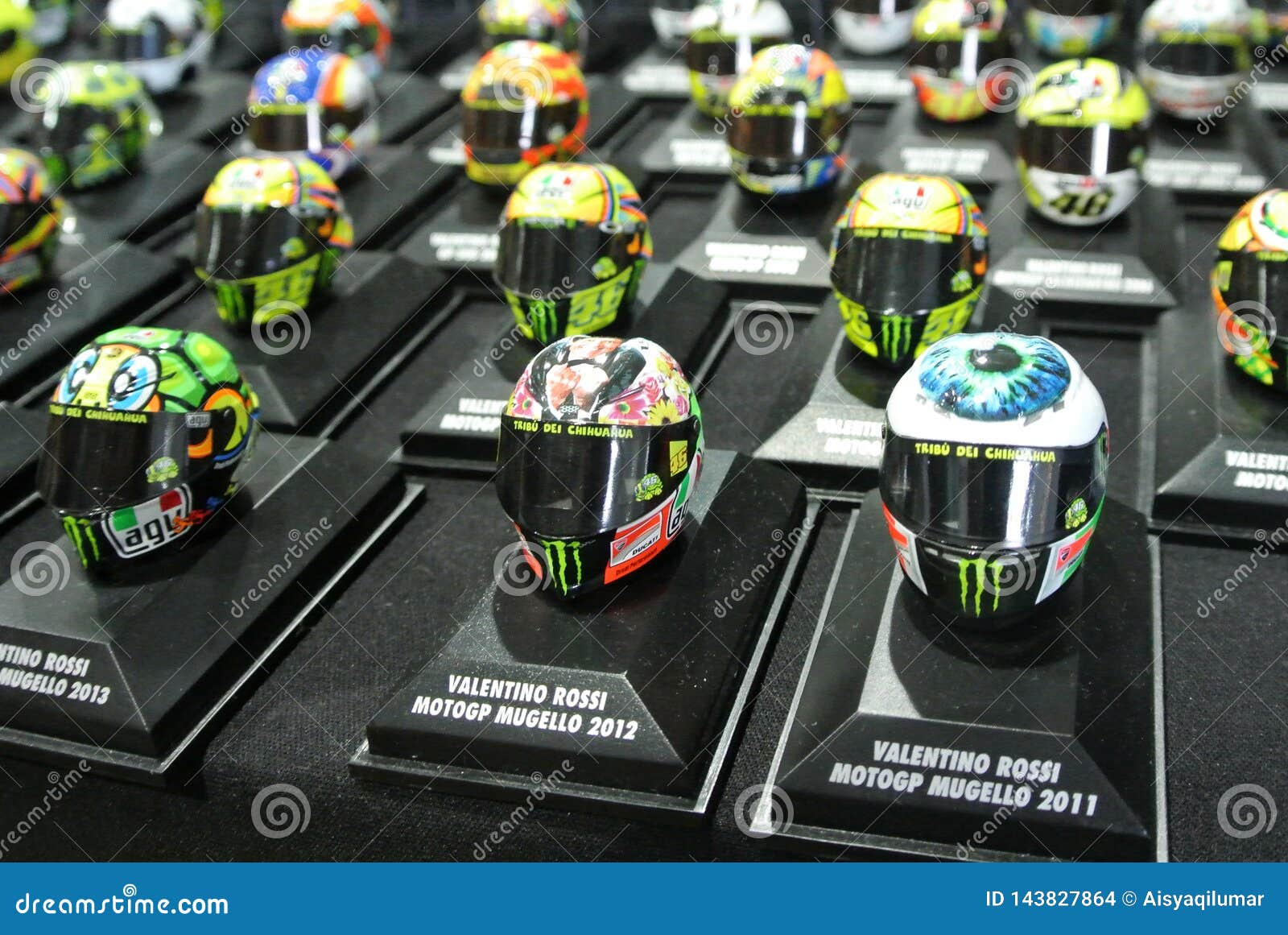 选择集中motogp被安排的车手盔甲微型模型于桌编辑类库存图片 图片包括有 选择集中motogp被安排的车手盔甲微型模型于桌编辑类库存图片 图片包括有