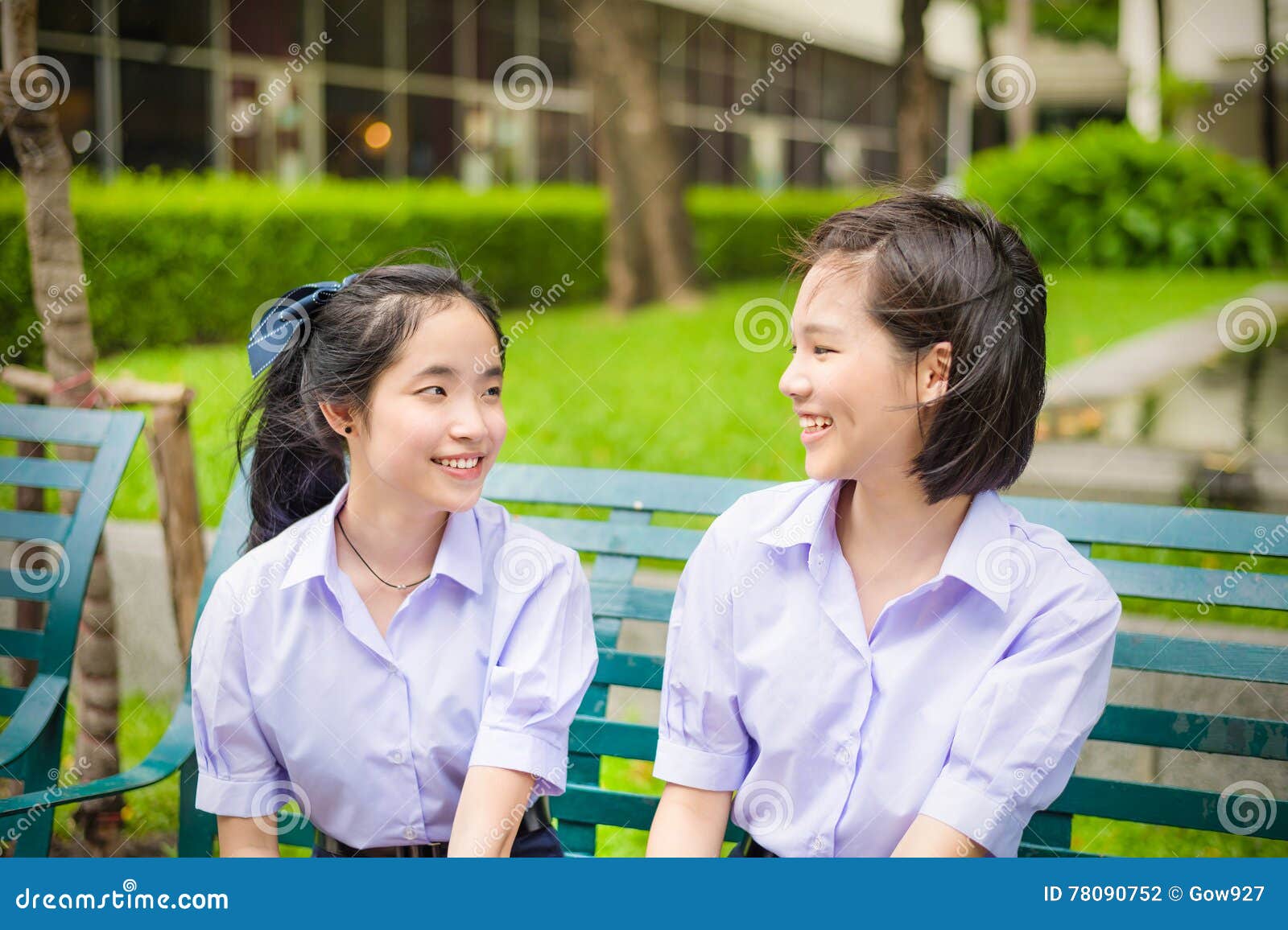 逗人喜爱亚洲泰国高女小学生学生夫妇聊天库存照片. 图片包括有夫妇  image