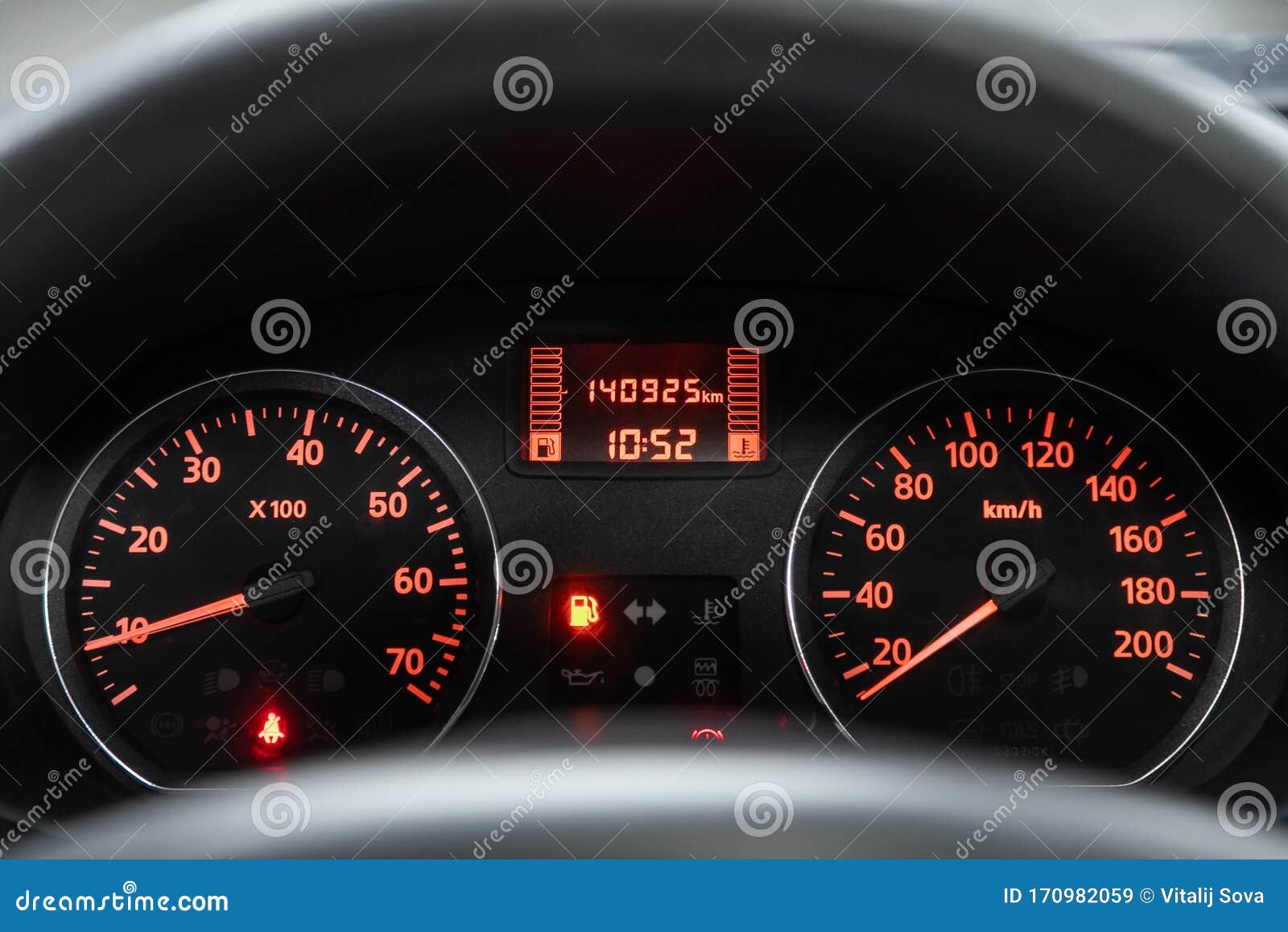 速度计 圆转速计 油和燃料水平库存图片 图片包括有照明 显示 破折号 设备 拨号 汽车
