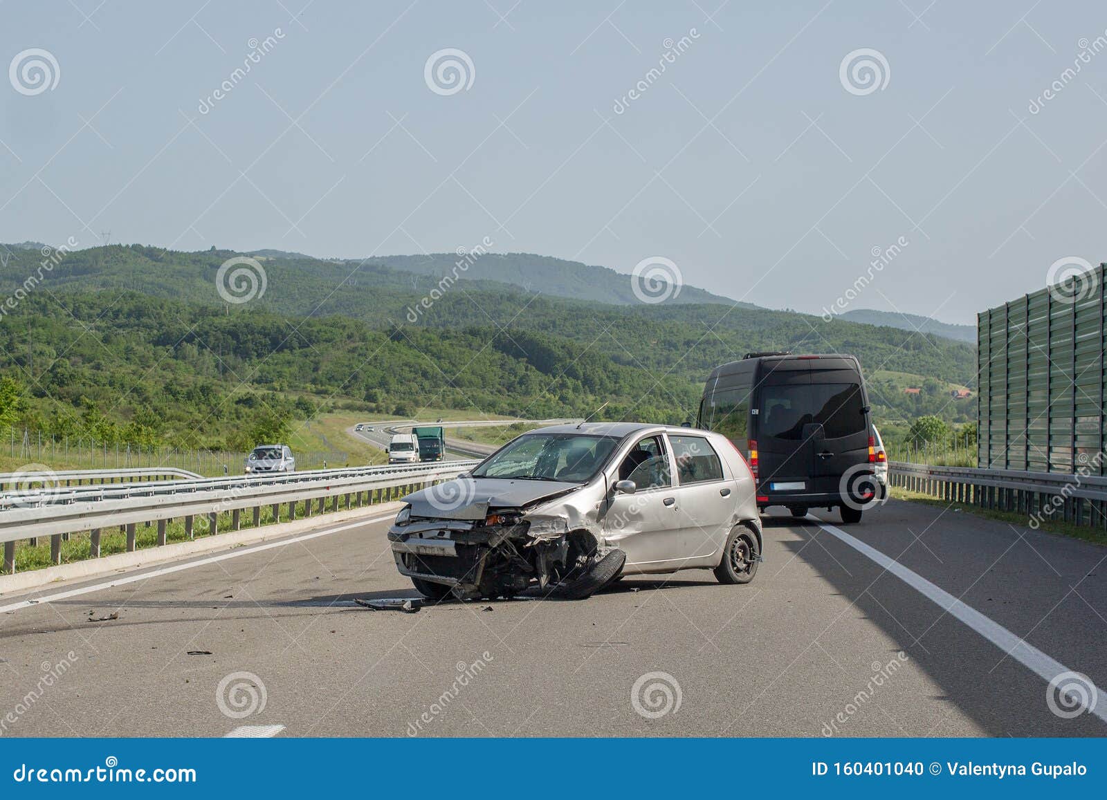 道路交通事故与车祸汽车正面意外损坏库存照片 图片包括有被炖的 凹痕 适应 高速公路 维修服务