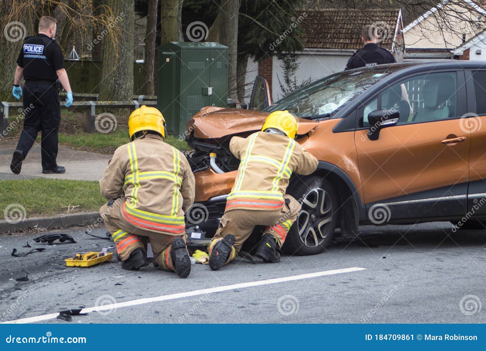 道路交通事故后道路上一辆车祸车的消防检查编辑类照片 图片包括有道路交通事故后道路上一辆车祸车的消防检查 道路交通事故后道路上一辆车祸车的消防检查编辑类照片 图片包括有道路交通事故后道路上一辆车祸车的消防检查