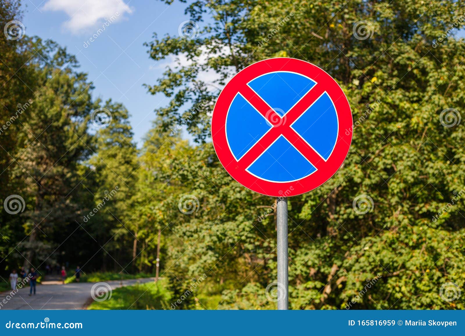 道路背景模糊时没有停车交通标志夏日公园背景中的摩西金属标记库存图片 图片包括有警察 合法 道路背景模糊时没有停车交通标志夏日公园背景中的摩西金属标记库存图片 图片包括有警察 合法