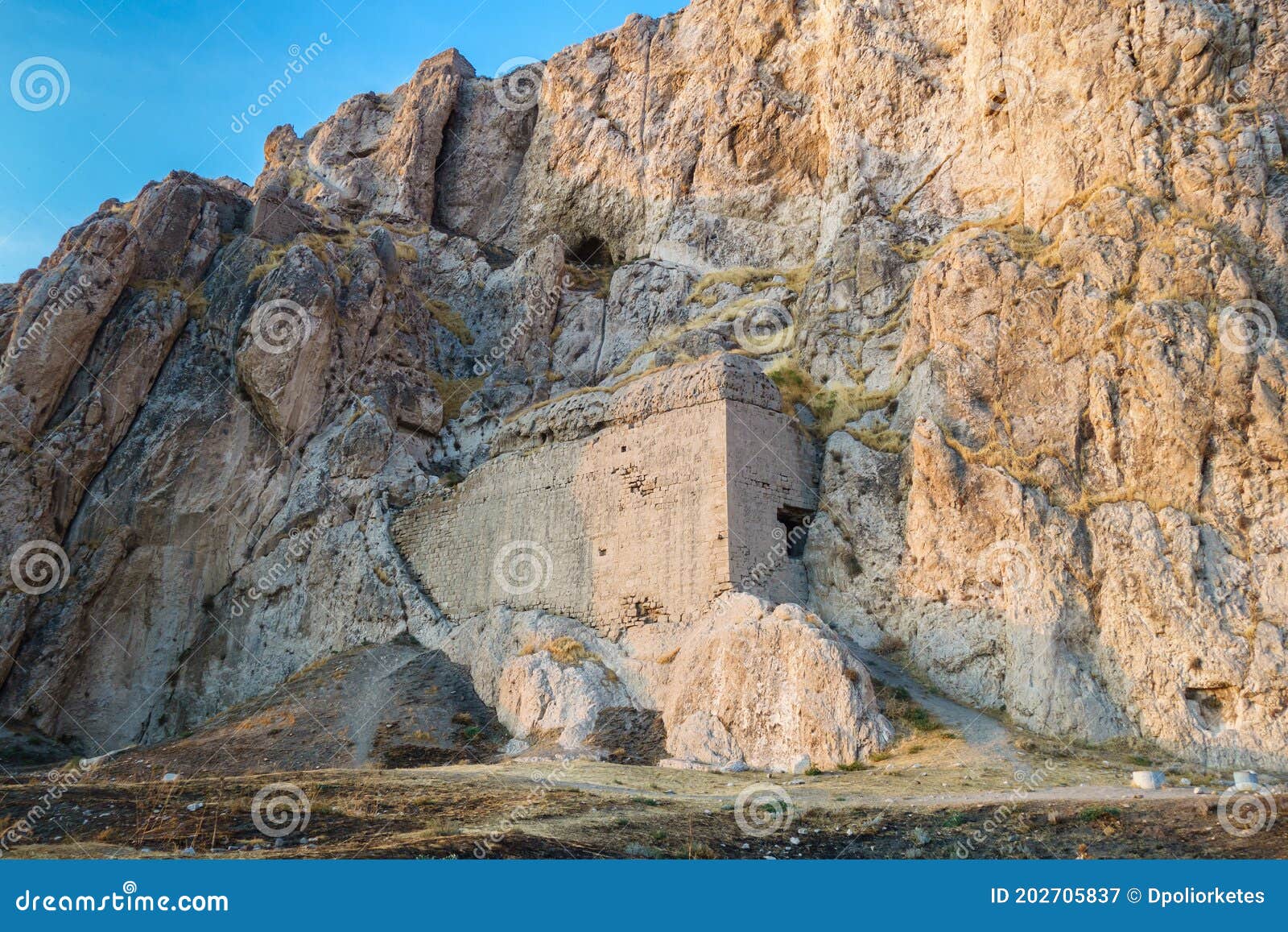 酒店位于古城凡土尔其一栋建筑的遗骸上 俯瞰古梵岩 其著名的tushpa堡垒库存图片 图片包括有岩石 没人 202705837
